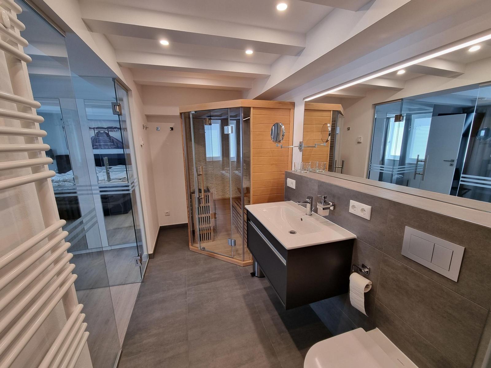 Badezimmer 1: Sauna, Regendusche, WC, Haartrockner
