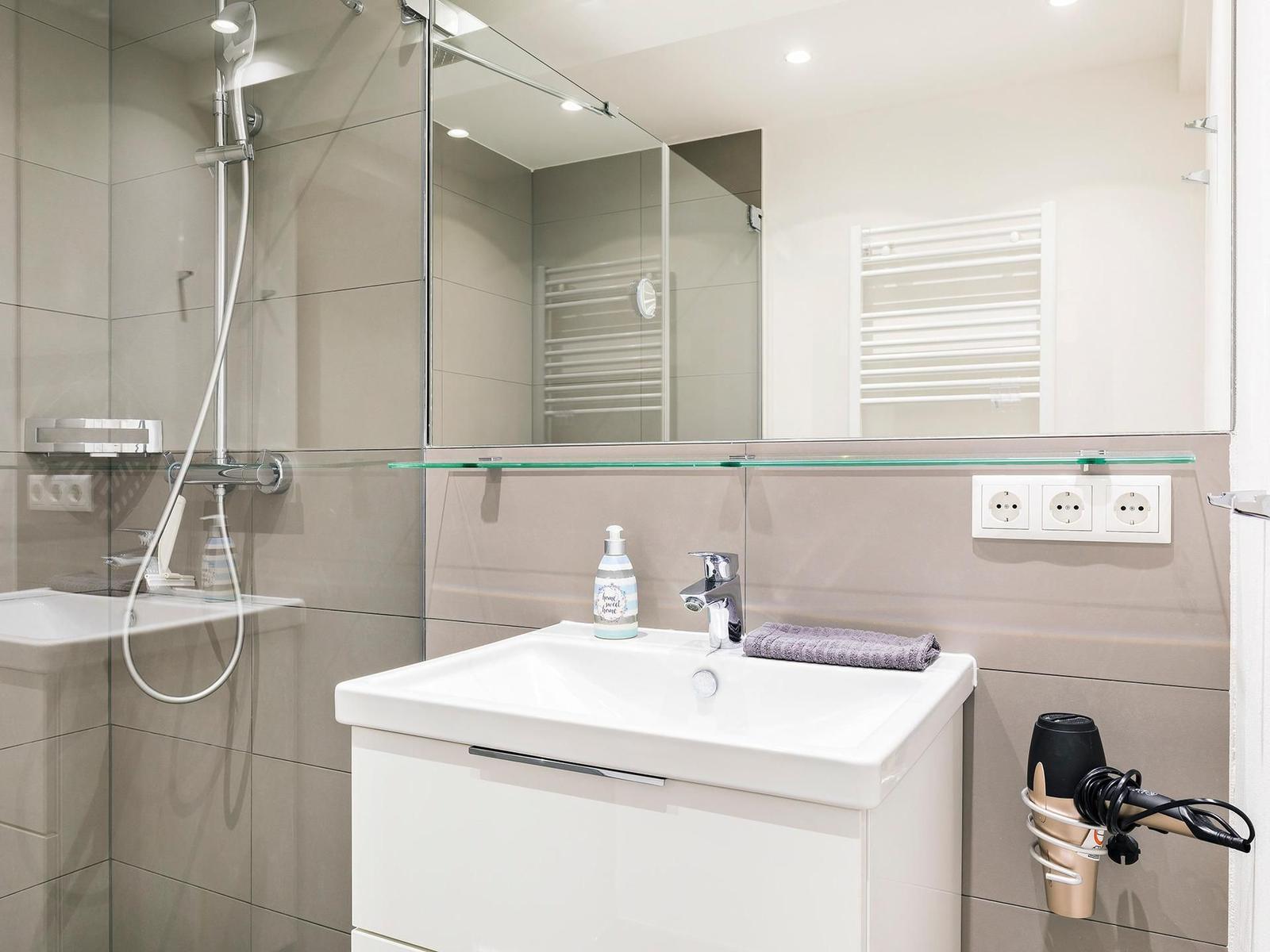 Badezimmer: Dusche, WC