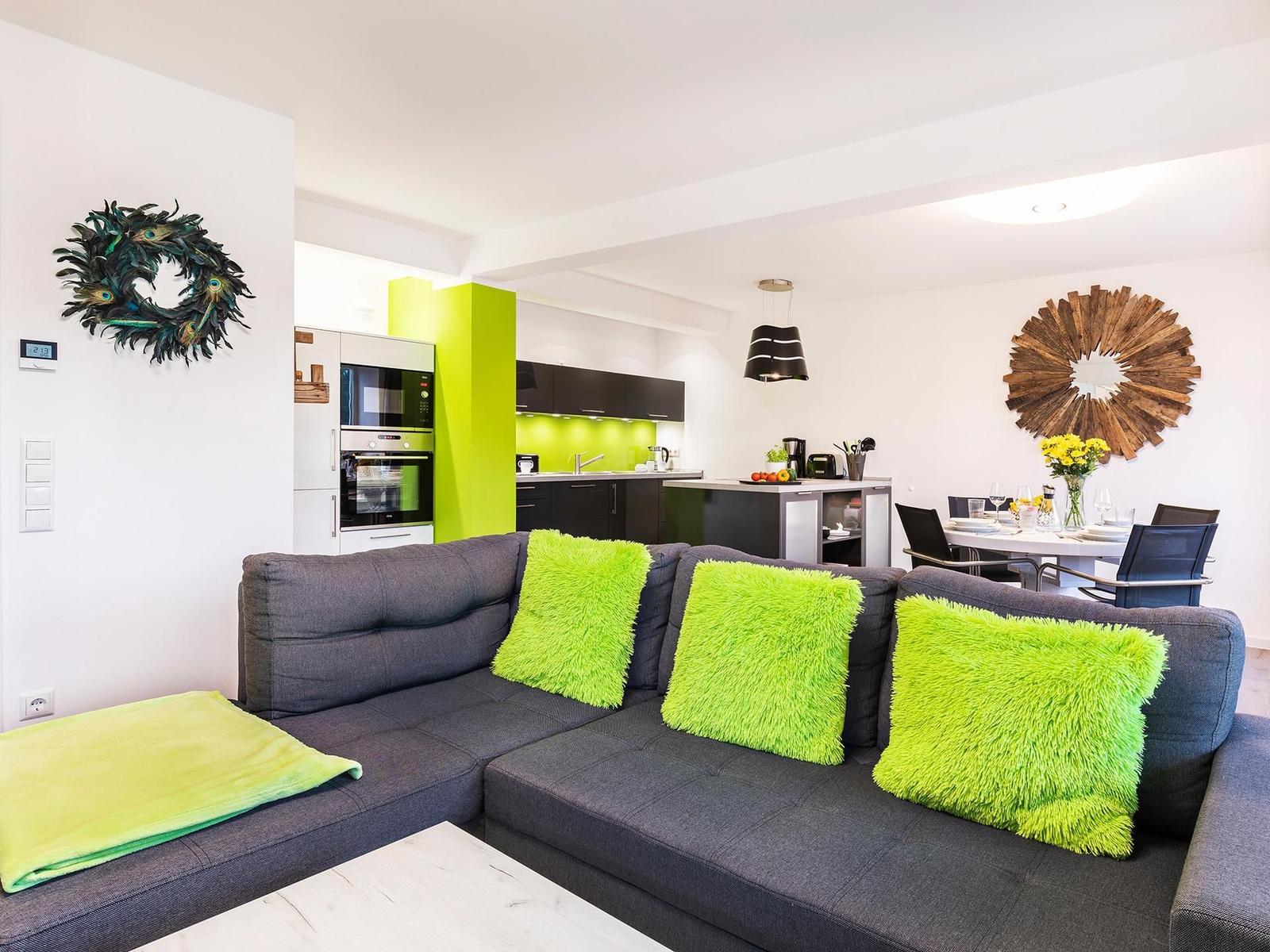 Wohn/Essbereich: Schlafsofa, Sitzbereich, Essbereich, TV, Zugang zum Balkon