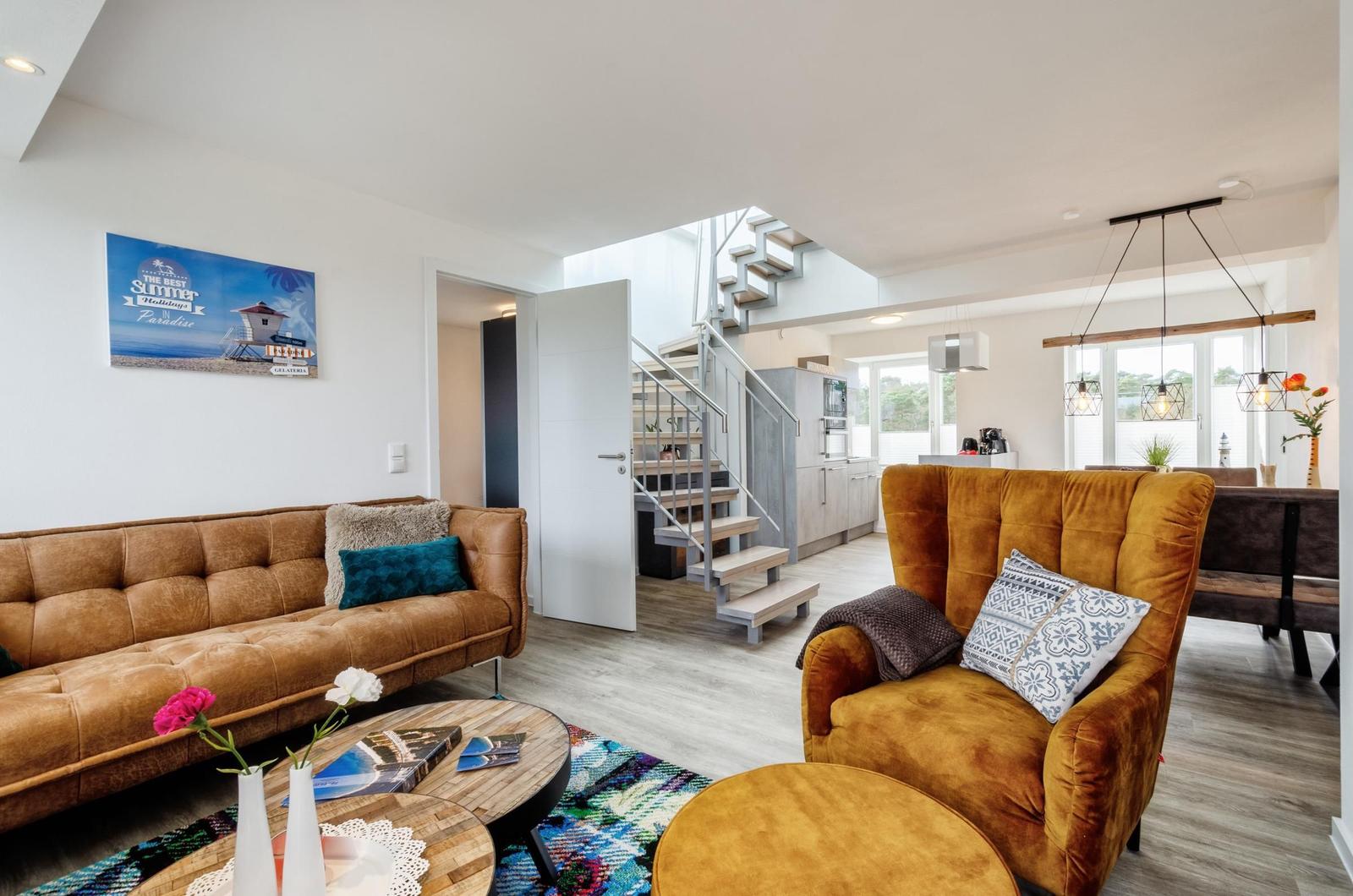 Wohn/Essbereich: Sofa, Sitzbereich, Essbereich, TV, Zugang zum Balkon