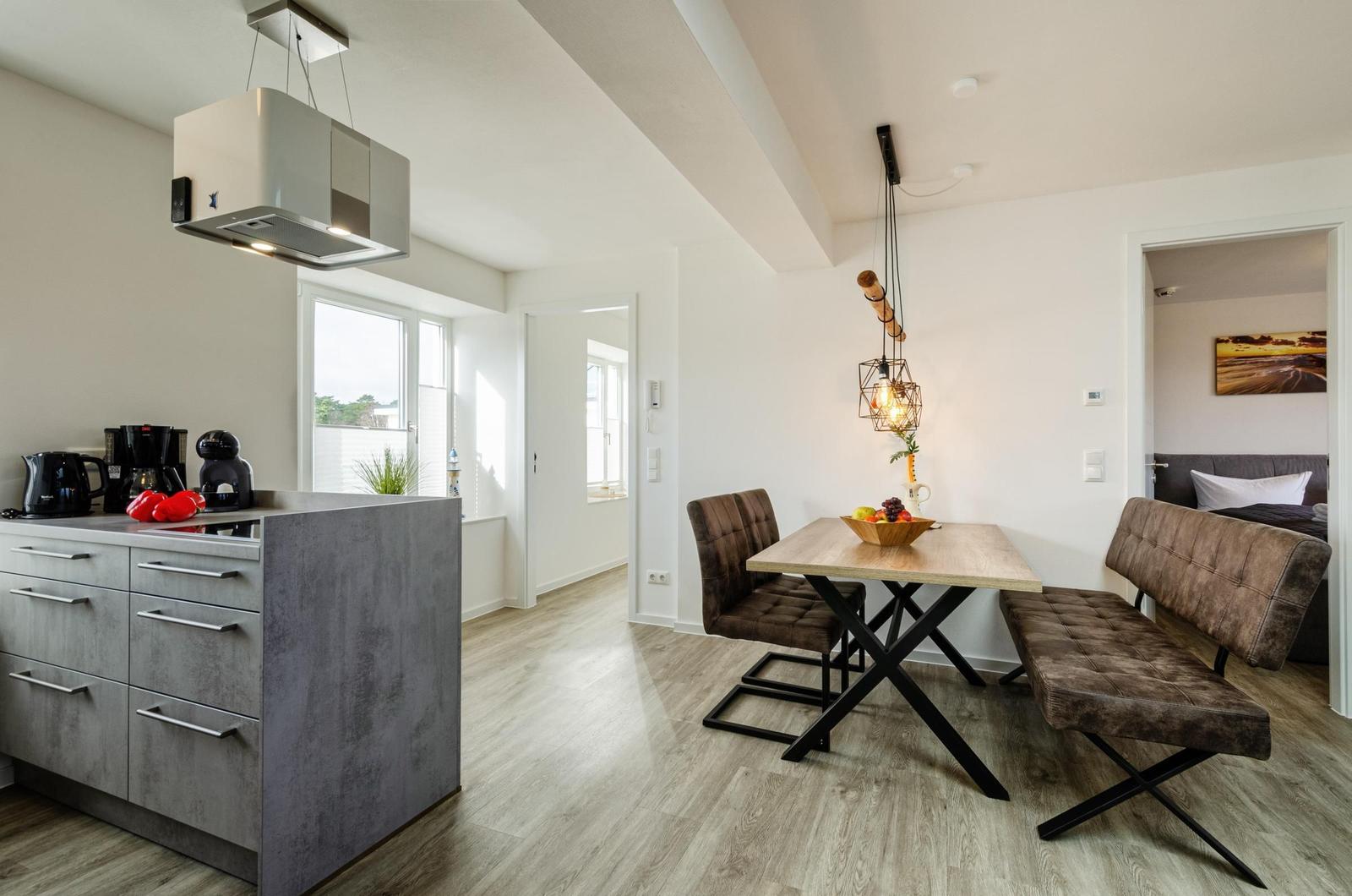 Wohn/Essbereich: Sofa, Sitzbereich, Essbereich, TV, Zugang zum Balkon