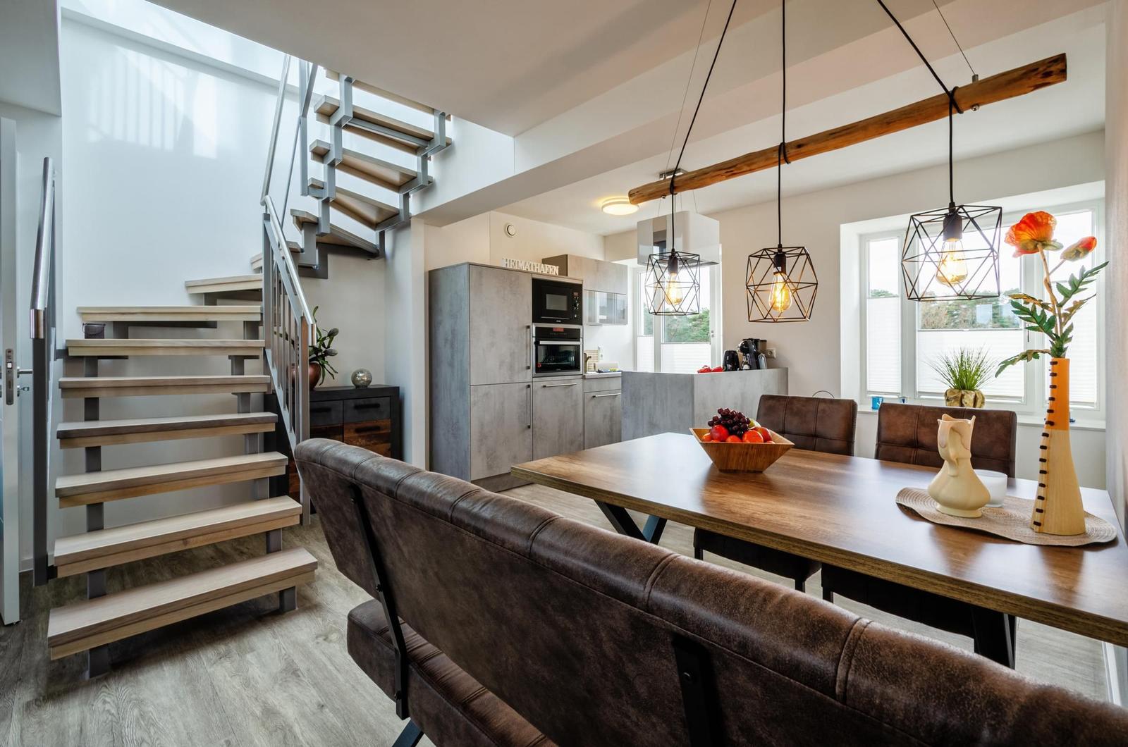 Wohn/Essbereich: Sofa, Sitzbereich, Essbereich, TV, Zugang zum Balkon