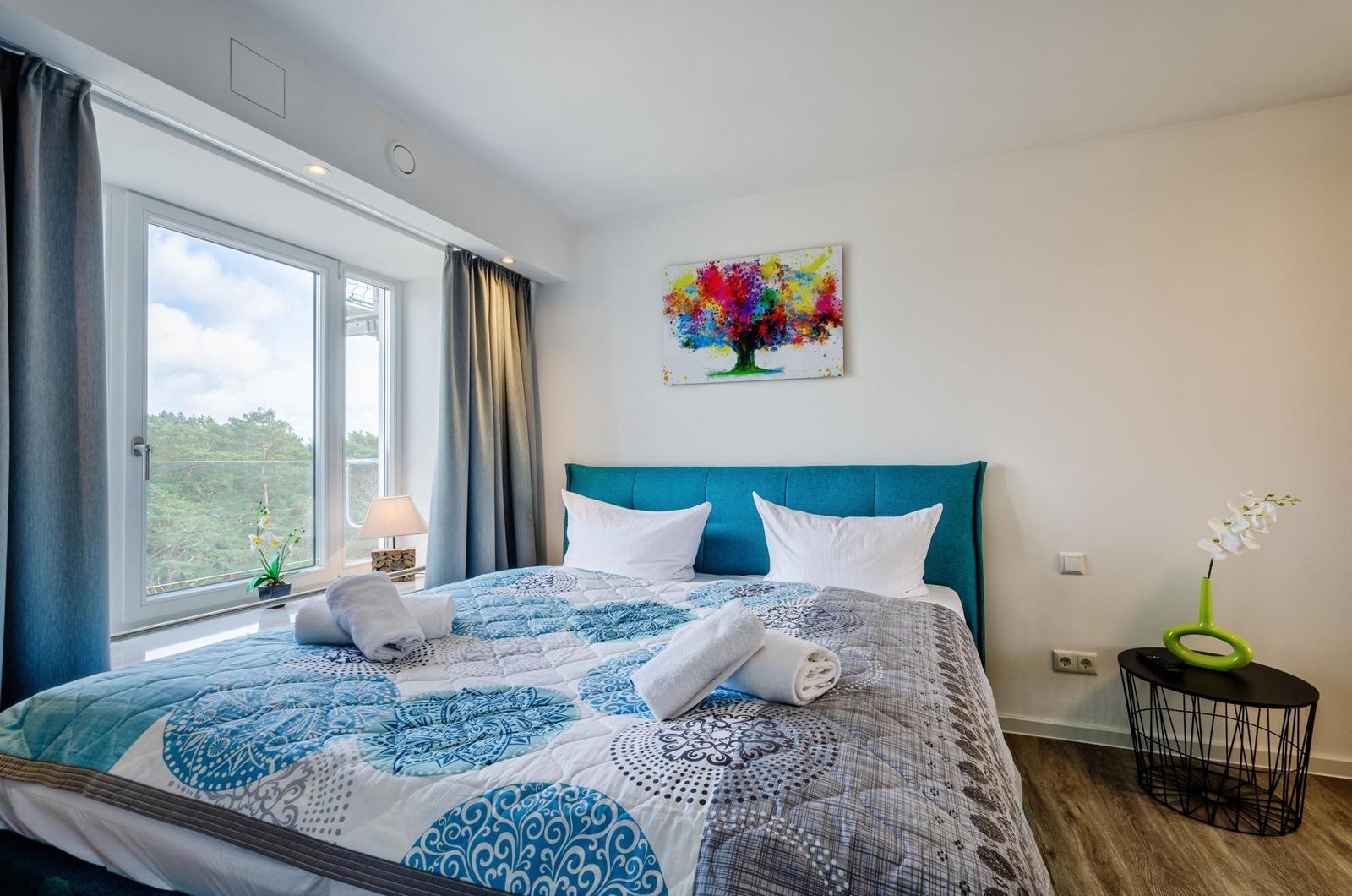 Schlafzimmer 1: Doppelbett (180x200), TV