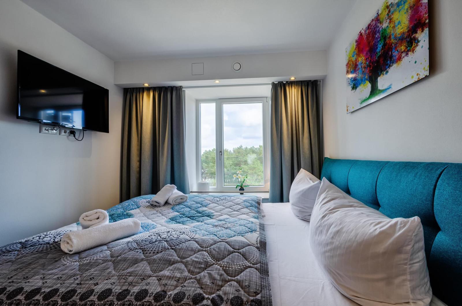 Schlafzimmer 1: Doppelbett (180x200), TV