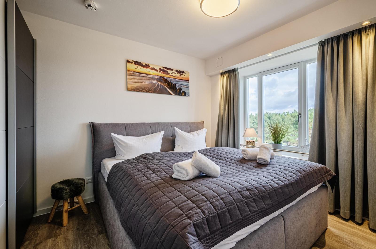 Schlafzimmer 2: Doppelbett (180x200), TV