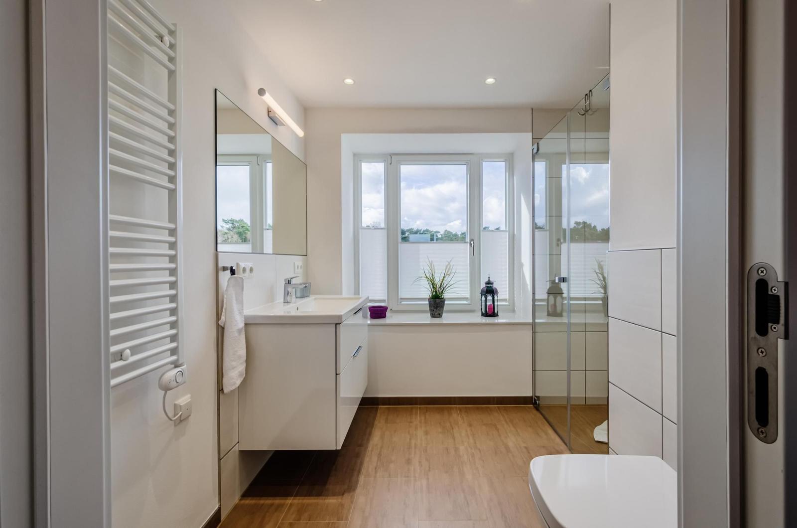 Badezimmer 1: Regendusche, WC, Haartrockner