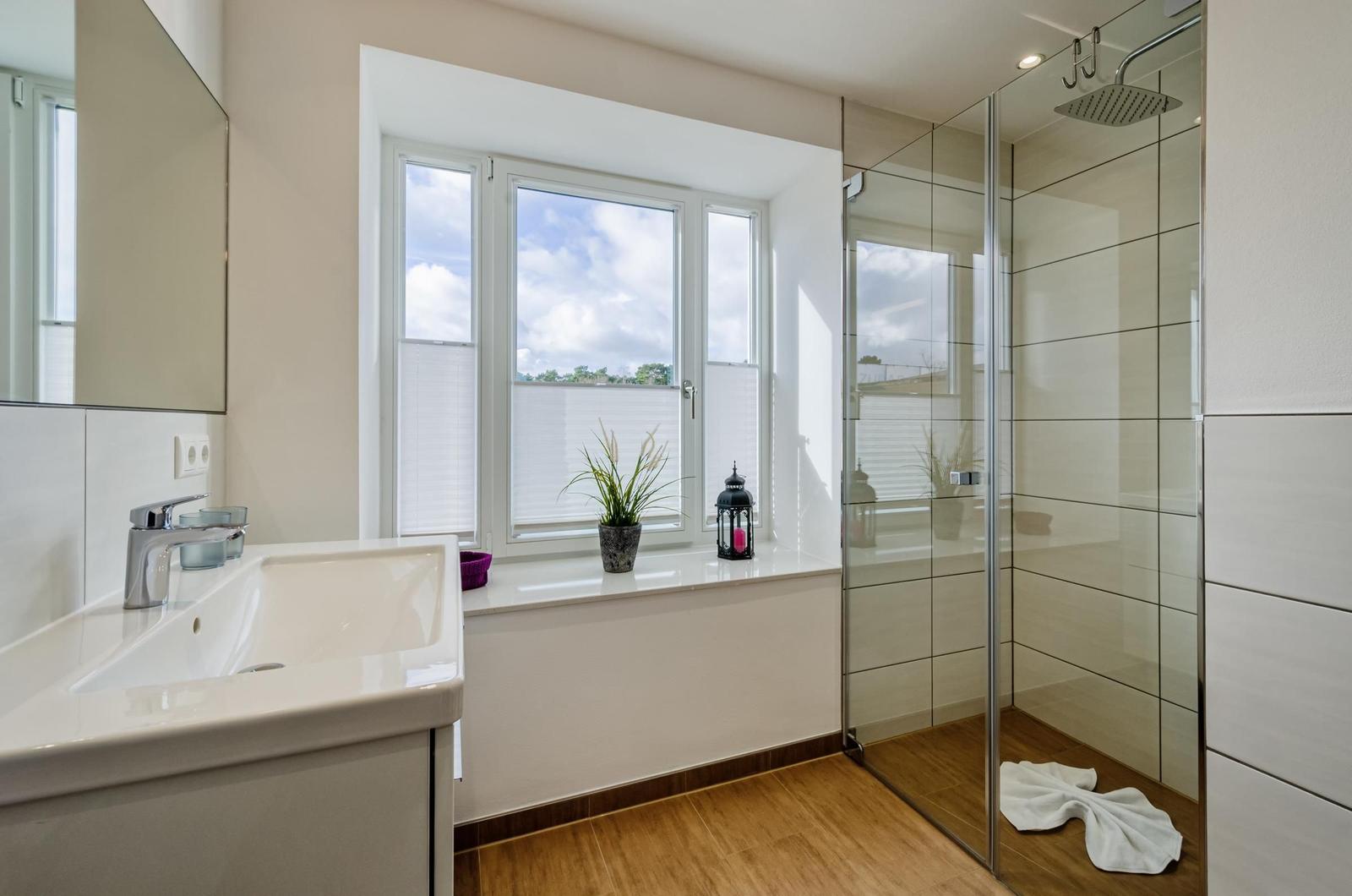 Badezimmer 1: Regendusche, WC, Haartrockner