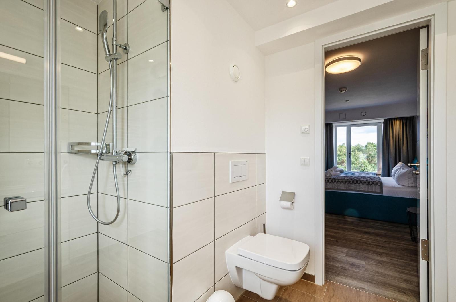 Badezimmer 2: Regendusche, WC, Haartrockner