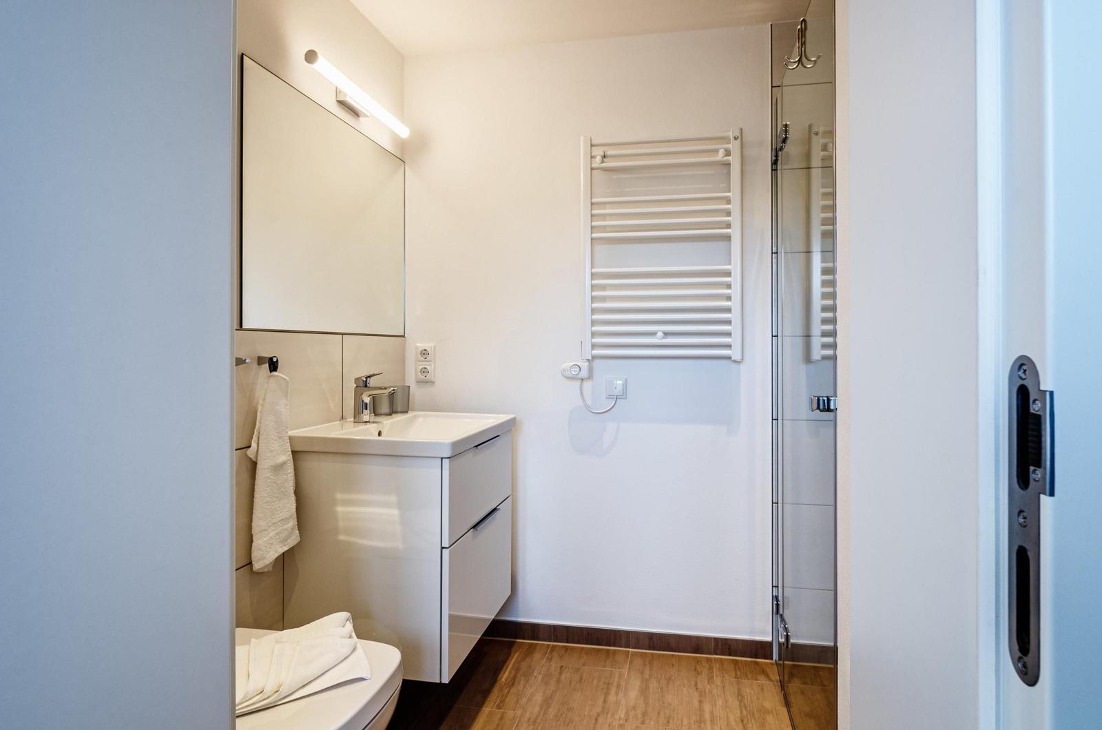 Badezimmer 2: Regendusche, WC, Haartrockner