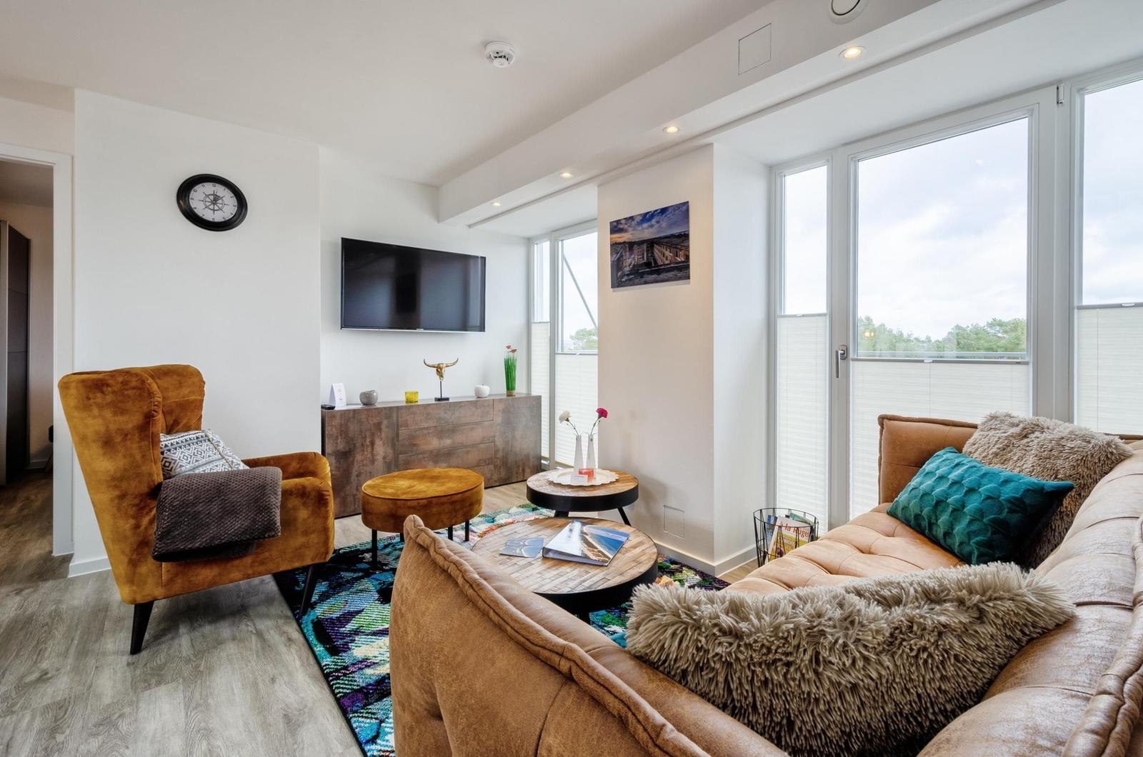 Wohn/Essbereich: Sofa, Sitzbereich, Essbereich, TV, Zugang zum Balkon