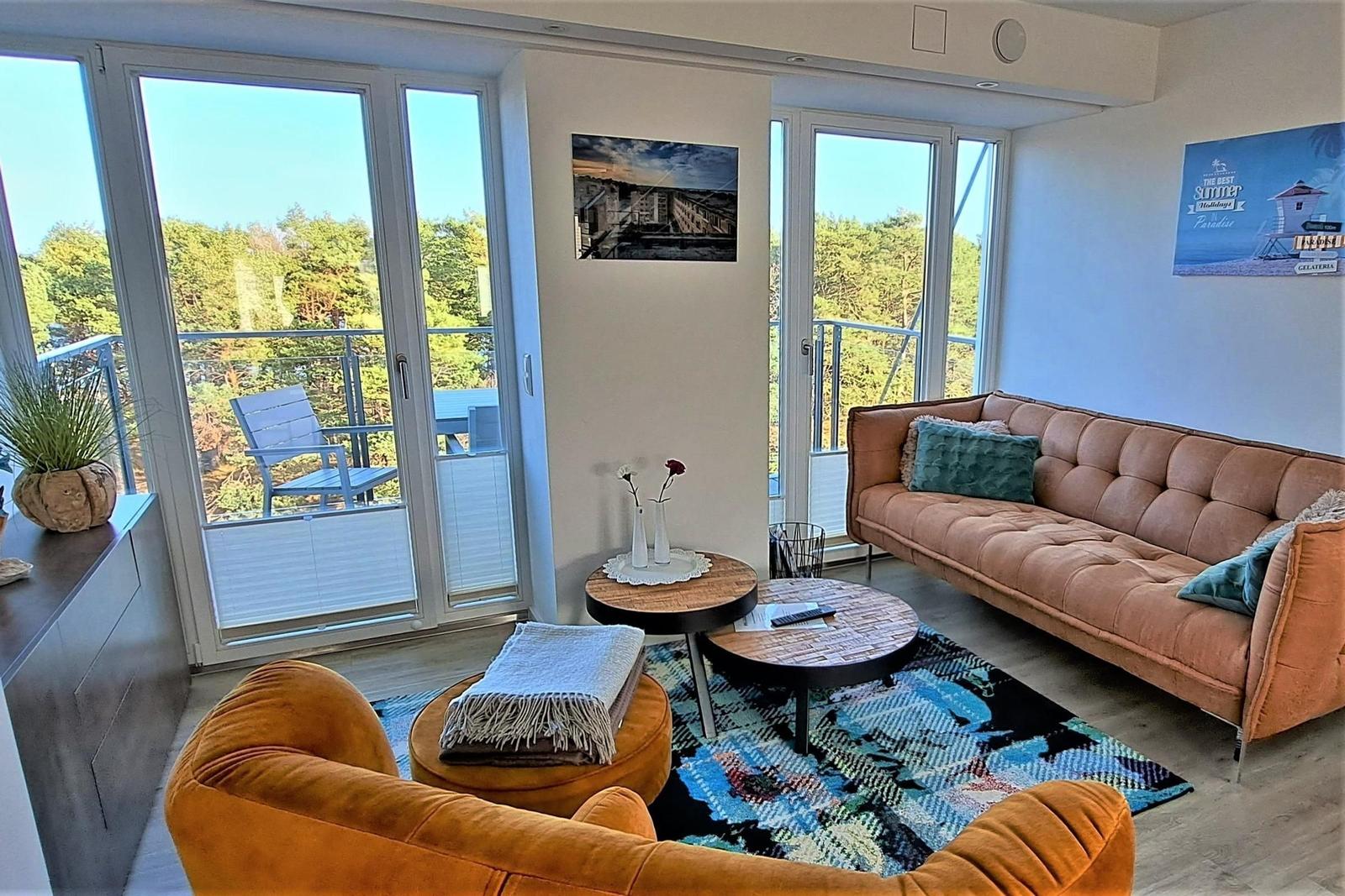 Wohn/Essbereich: Sofa, Sitzbereich, Essbereich, TV, Zugang zum Balkon