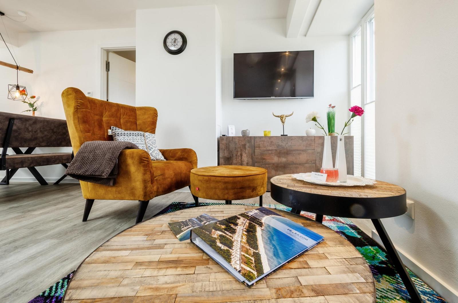Wohn/Essbereich: Sofa, Sitzbereich, Essbereich, TV, Zugang zum Balkon
