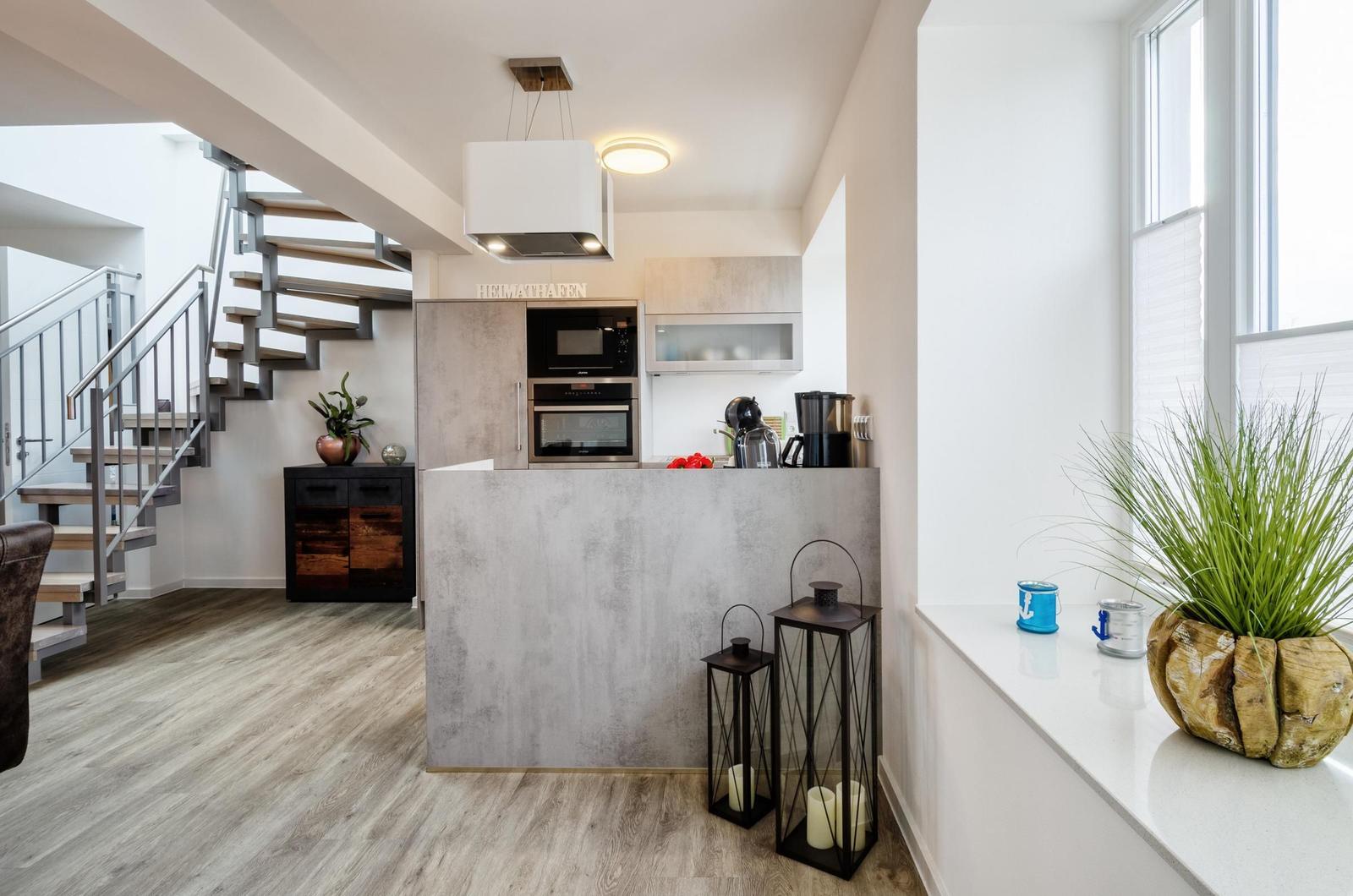Wohn/Essbereich: Sofa, Sitzbereich, Essbereich, TV, Zugang zum Balkon