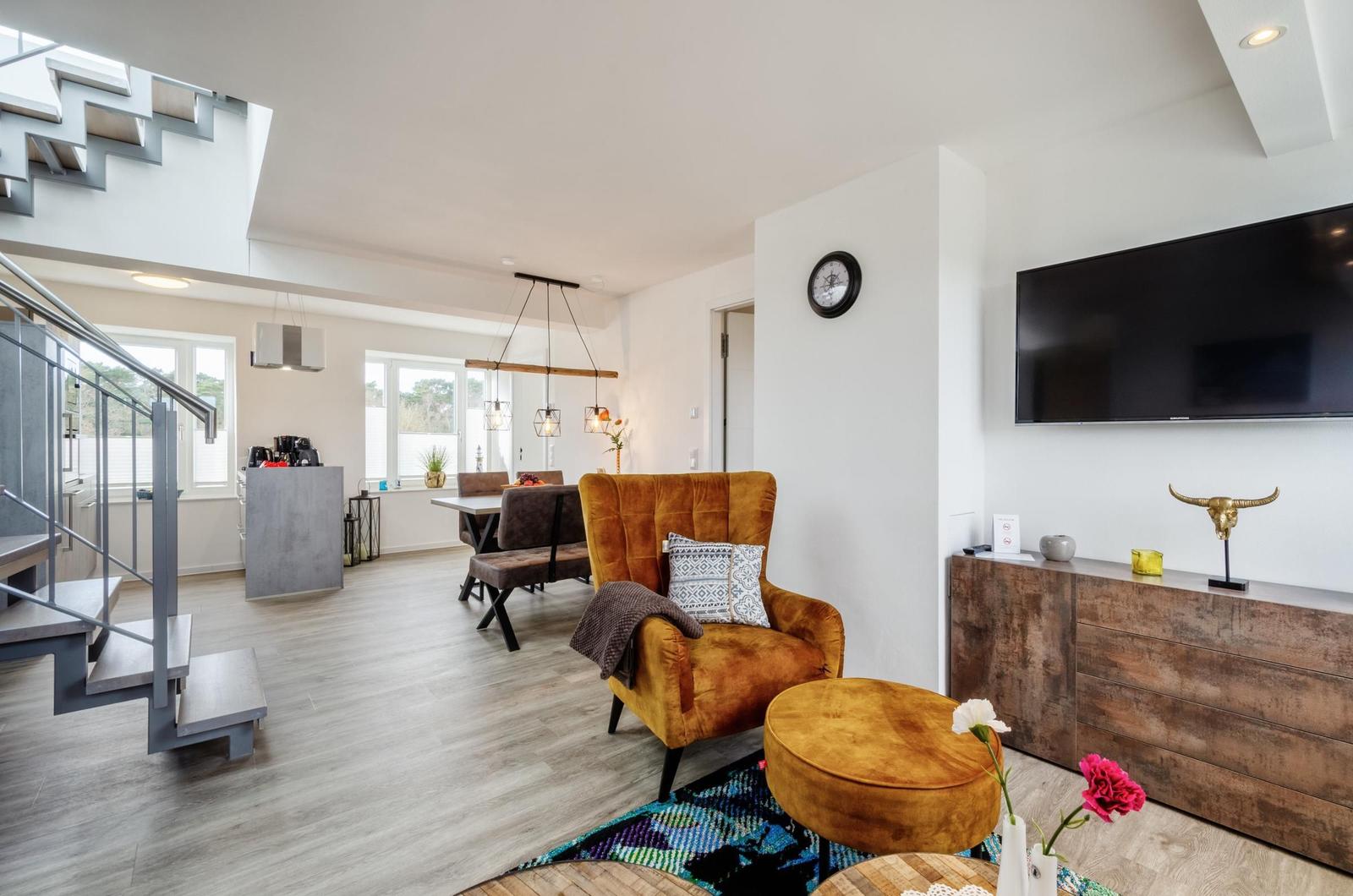 Wohn/Essbereich: Sofa, Sitzbereich, Essbereich, TV, Zugang zum Balkon