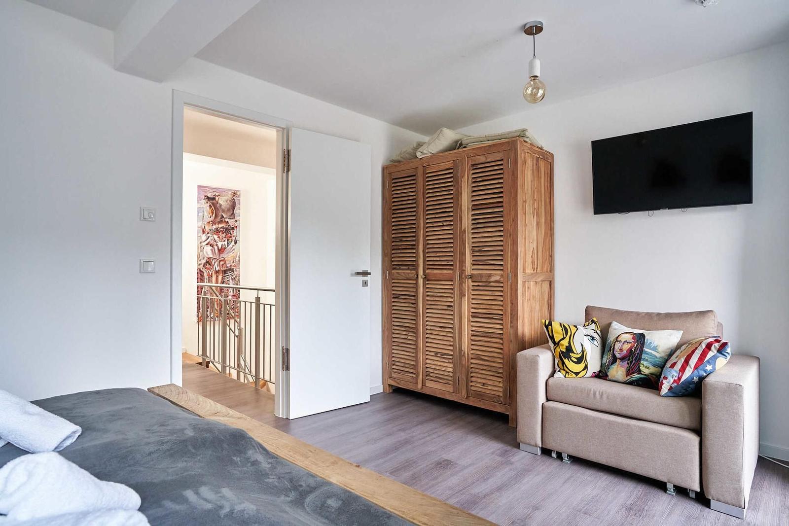 Schlafzimmer 1: Doppelbett (180x200), Schlafsessel, TV, Zugang zum Balkon
