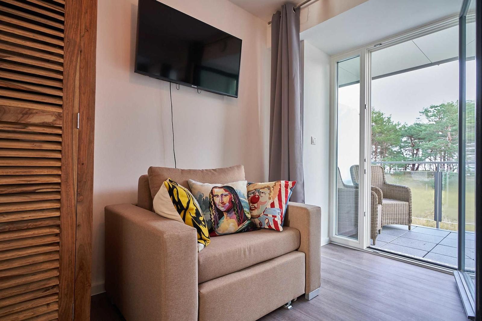 Schlafzimmer 1: Doppelbett (180x200), Schlafsessel, TV, Zugang zum Balkon