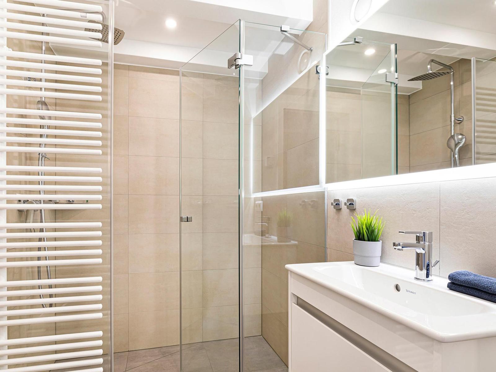 Badezimmer 1: Dusche, WC, Haartrockner, beleuchtete Badspiegel