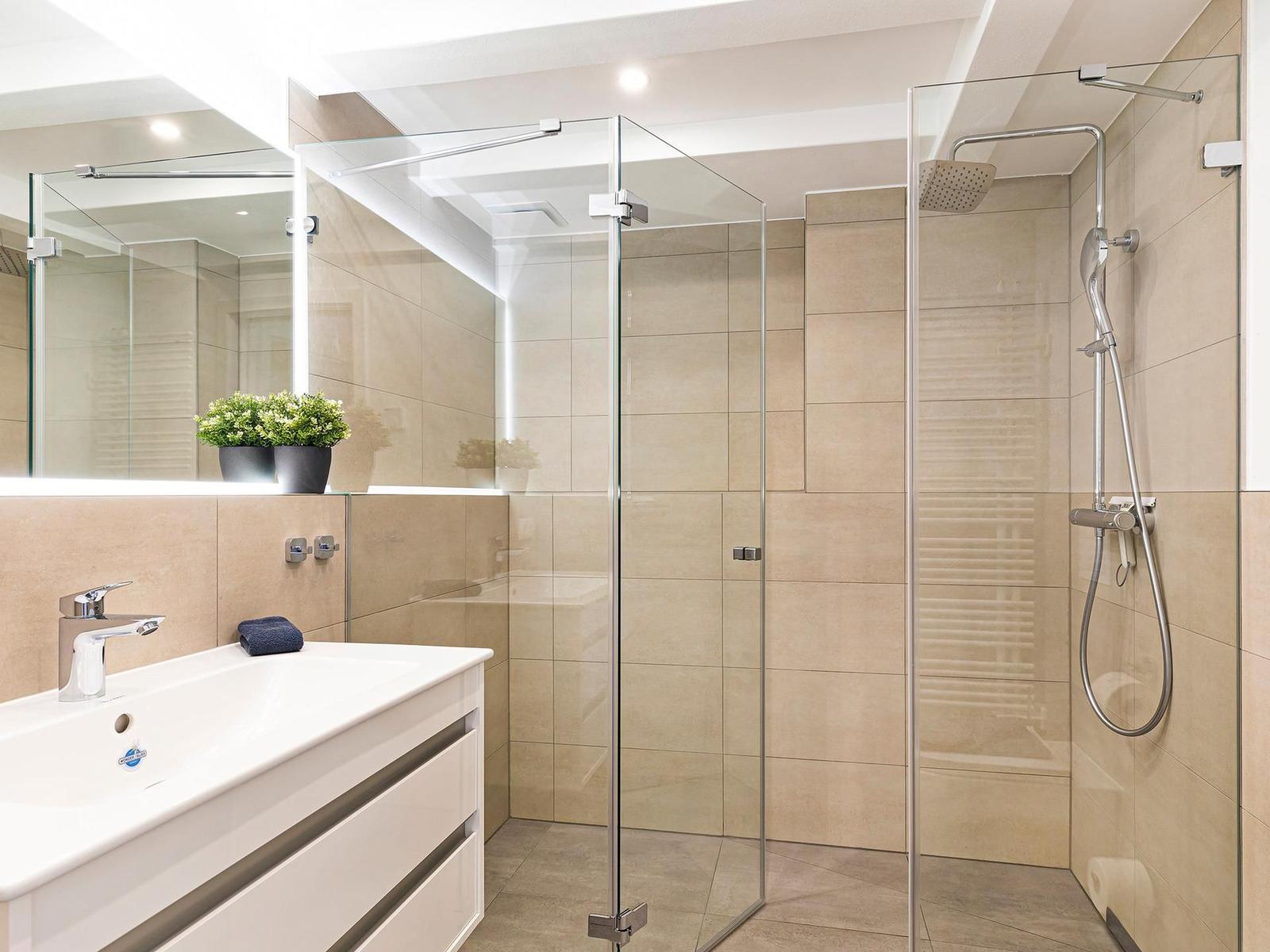 Badezimmer 1: Dusche, WC, Haartrockner, beleuchtete Badspiegel