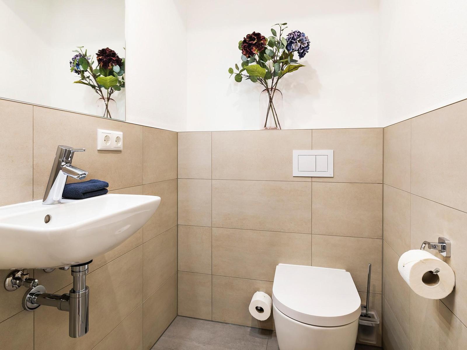 Badezimmer 2: Dusche, WC, Haartrockner, beleuchtete Badspiegel
