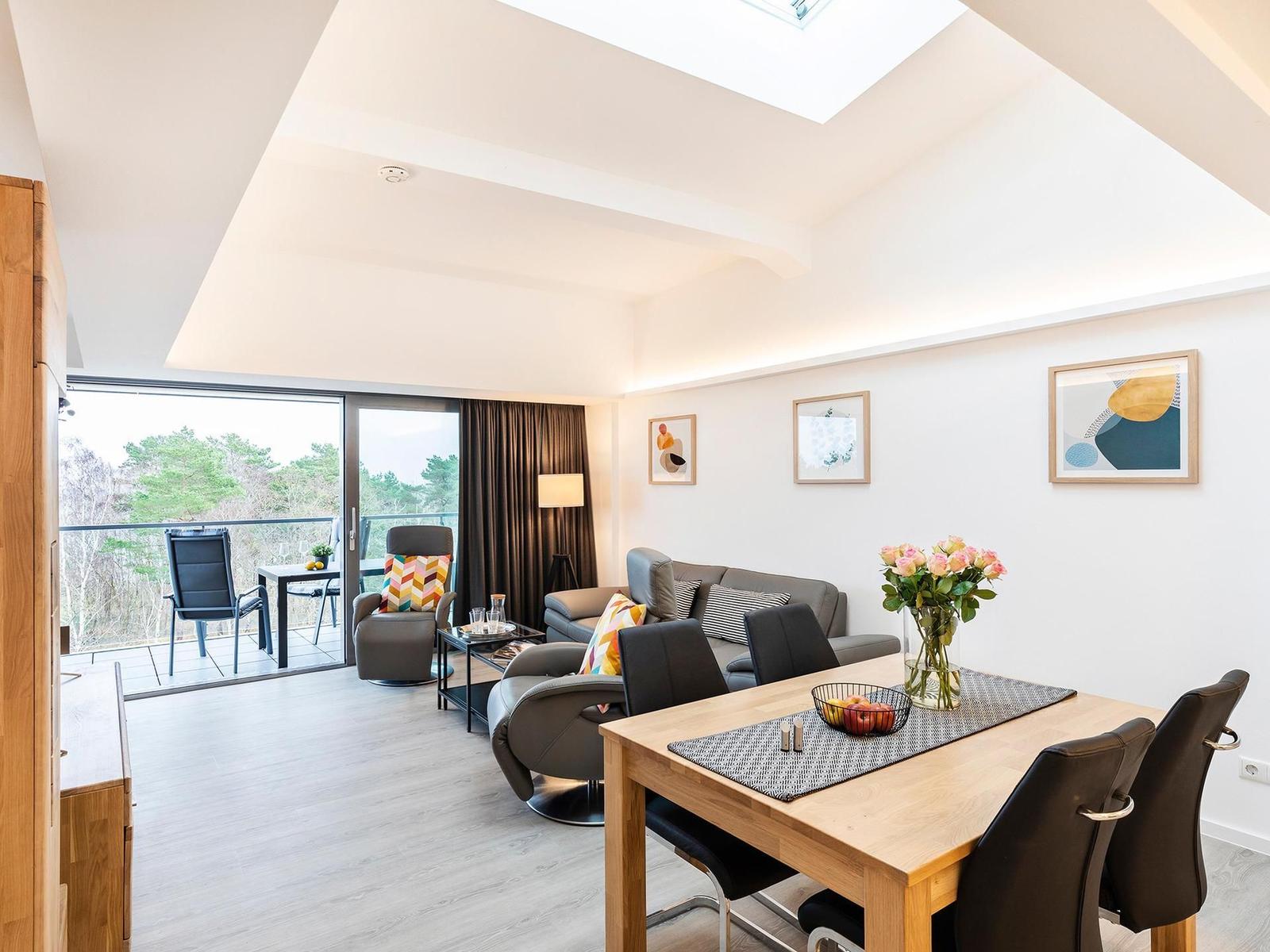 Wohn/Essbereich: Sofa, Sitzbereich, Essbereich, smartTV, Zugang zum Balkon