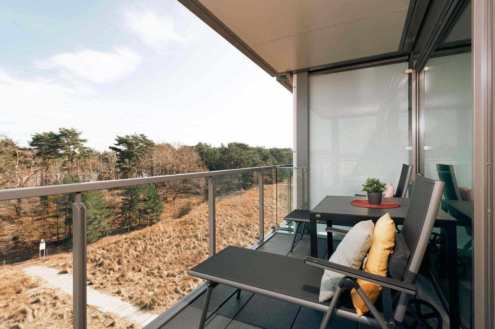 Terrasse mit Sitzgruppe und Blick auf Wald