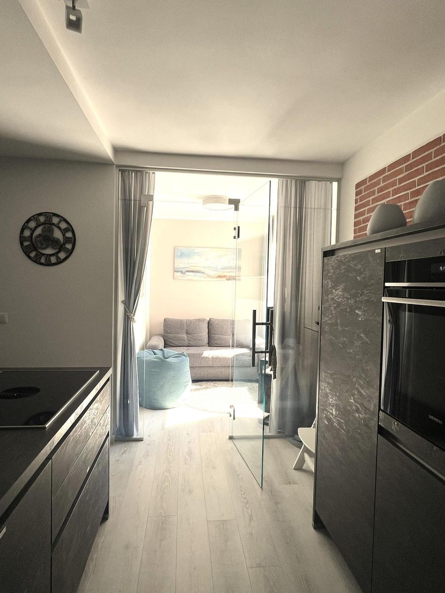 1/2 Zimmer: Schlafsofa (140x200), abgetrennt mit Glastür