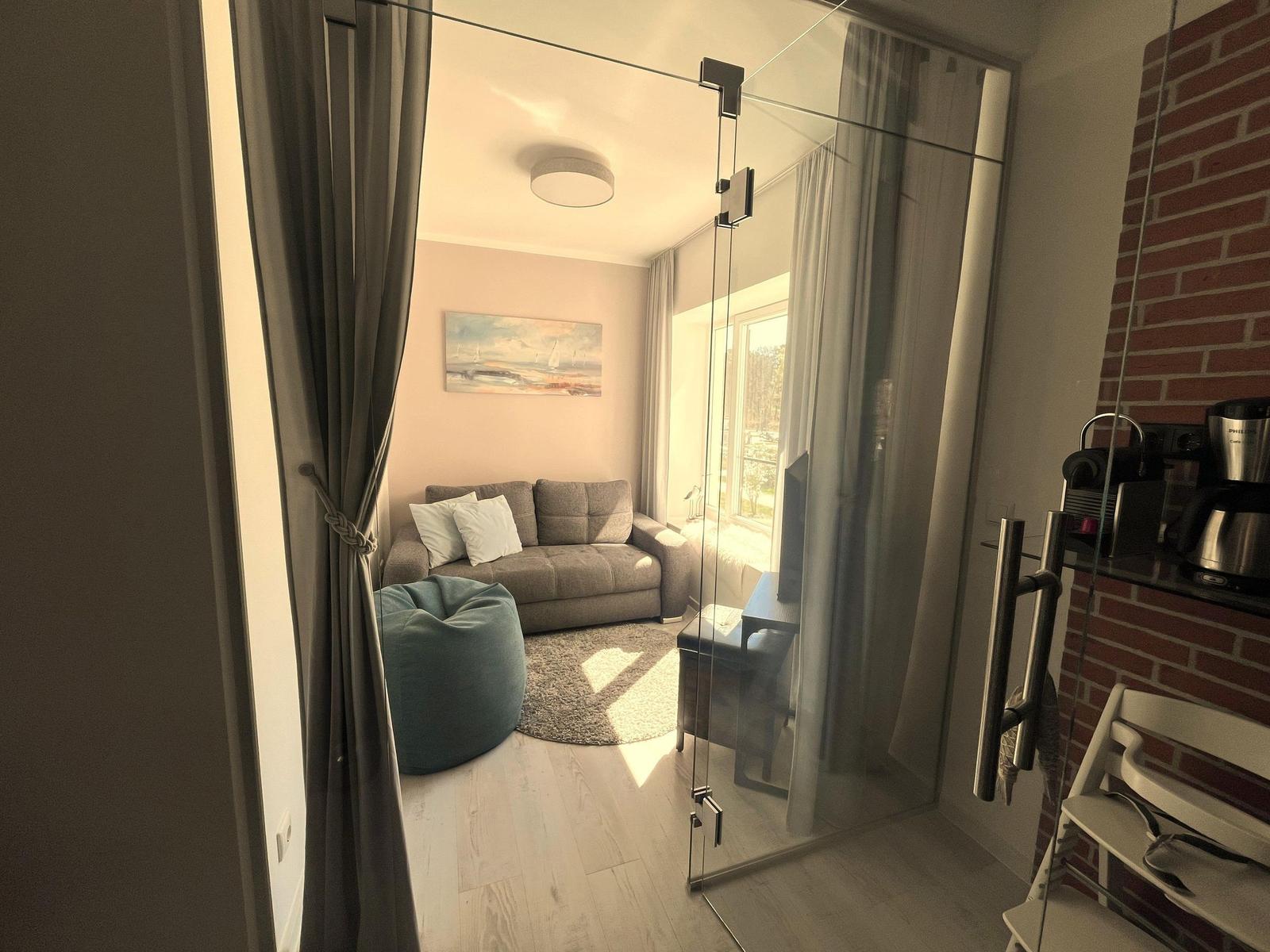 1/2 Zimmer: Schlafsofa (140x200), abgetrennt mit Glastür