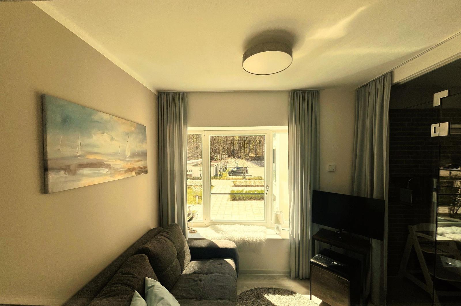 1/2 Zimmer: Schlafsofa (140x200), abgetrennt mit Glastür