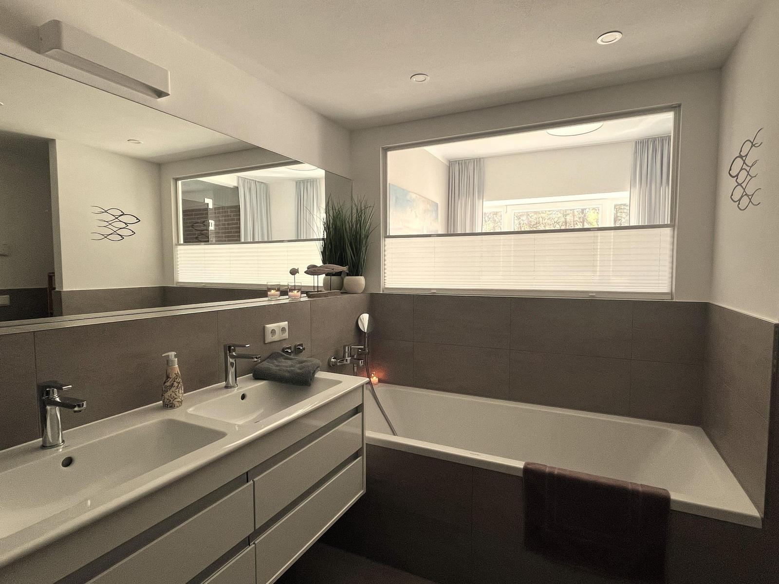 Badezimmer 2: Badewanne, Haartrockner