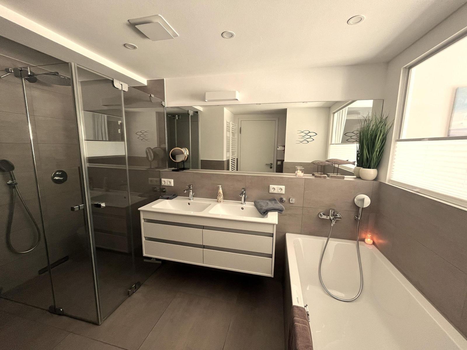 Badezimmer 2: Badewanne, Haartrockner