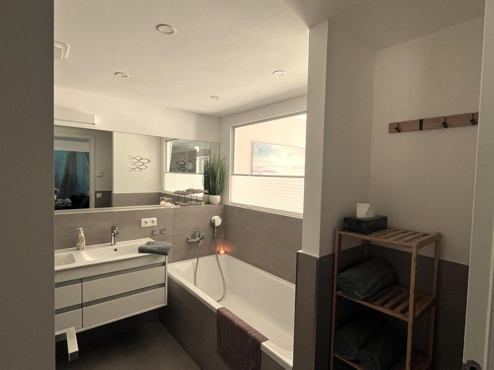 Badezimmer 2: Badewanne, Haartrockner
