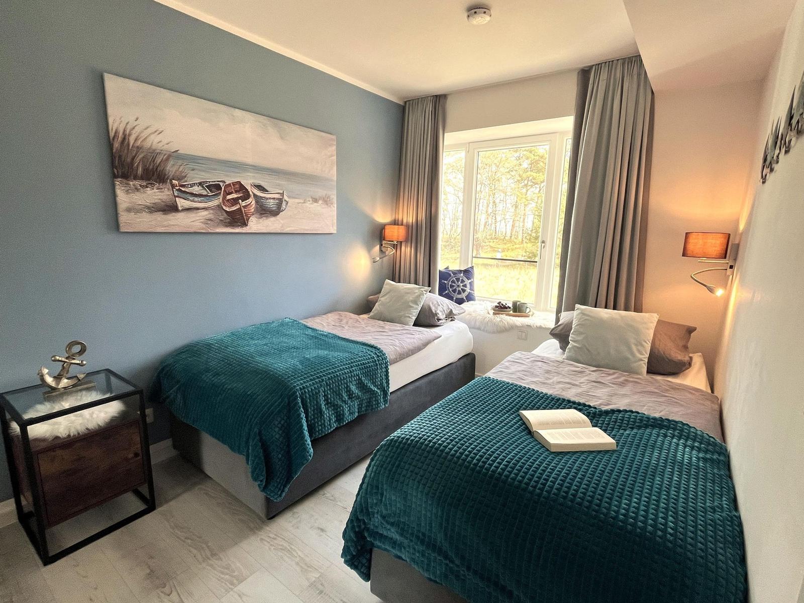 Schlafzimmer 2: 2 Einzelbetten (90x200) (bei Bedarf zusammenschiebbar)