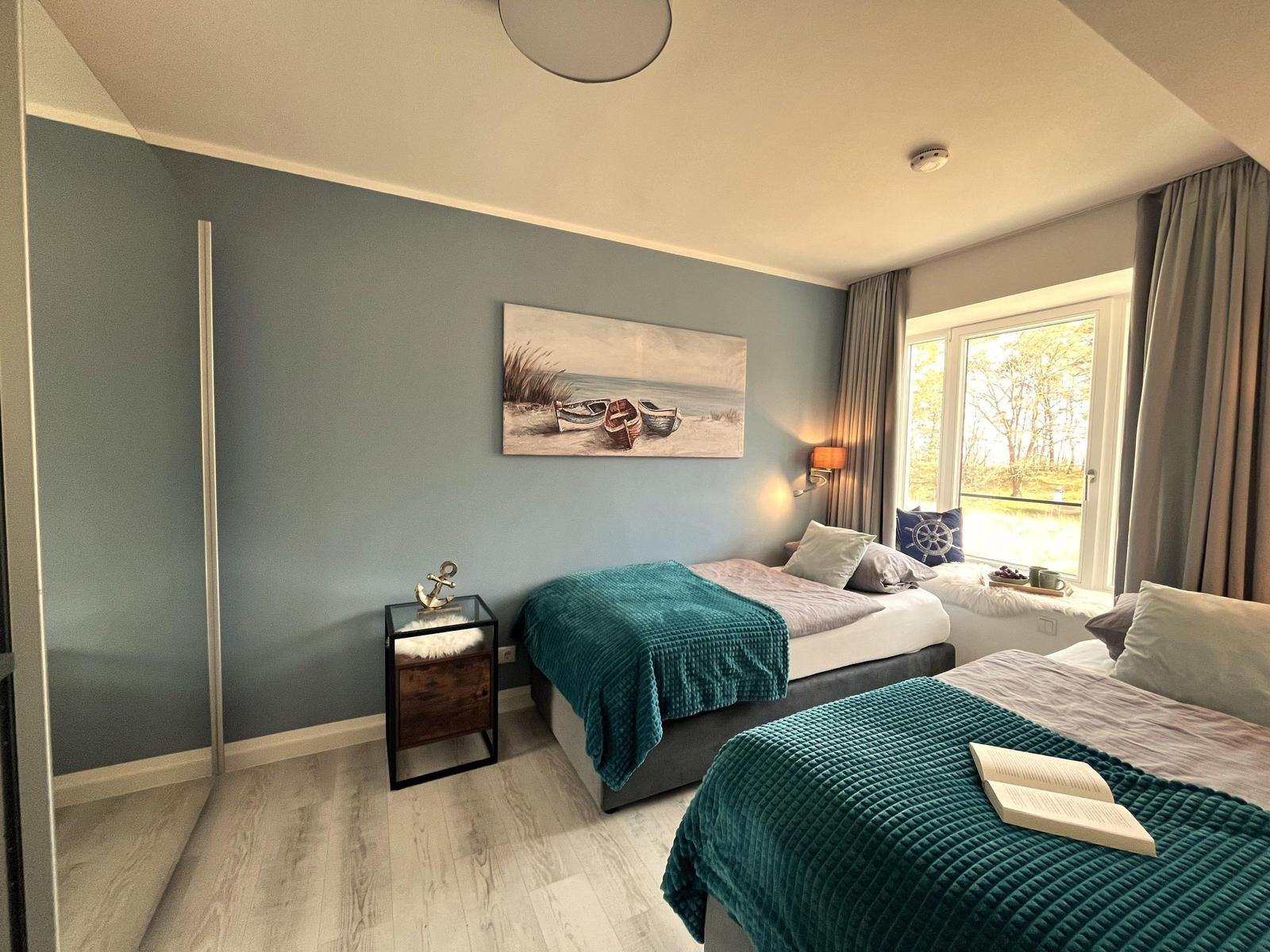 Schlafzimmer 2: 2 Einzelbetten (90x200) (bei Bedarf zusammenschiebbar)