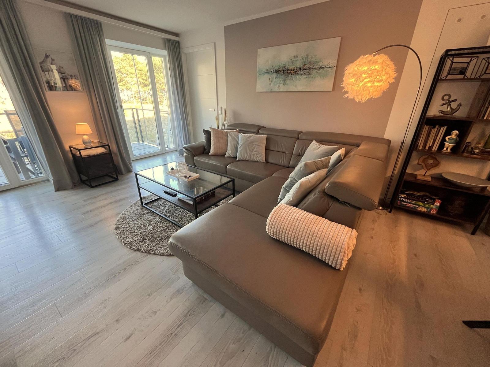 Wohn/Essbereich: Sofa, TV, Zugang zum Balkon