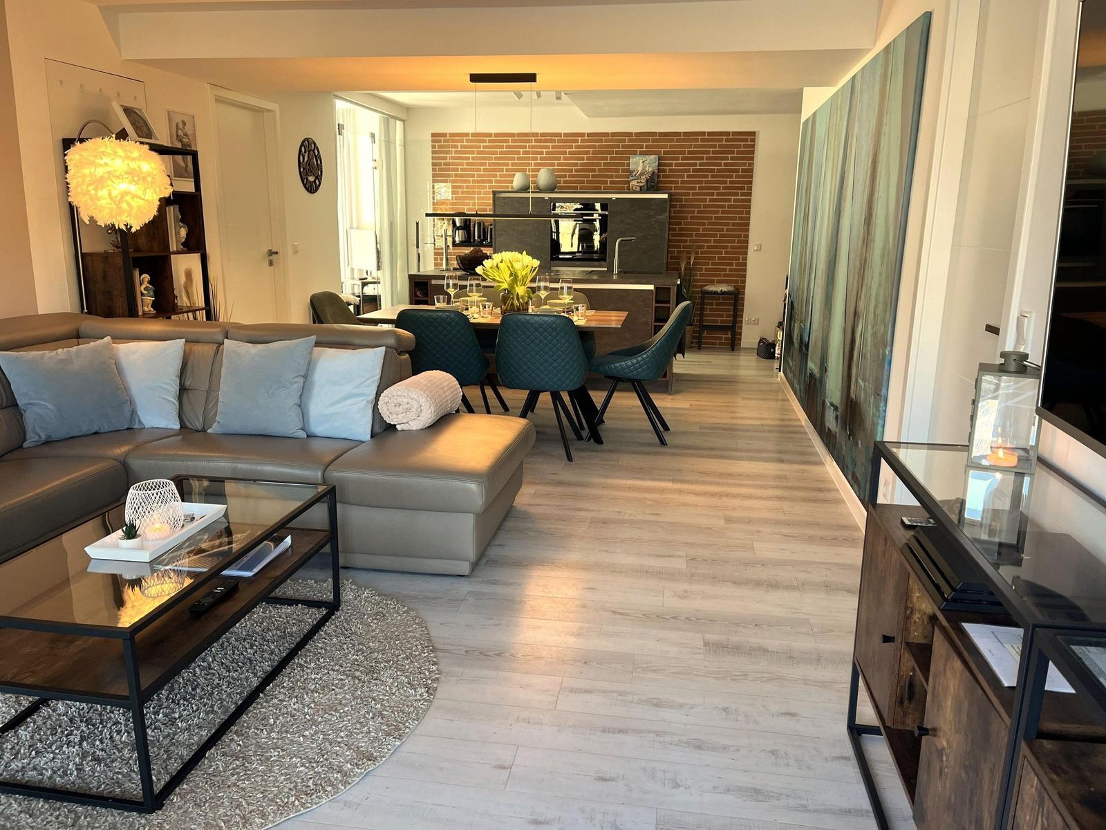 Wohn/Essbereich: Sofa, TV, Zugang zum Balkon