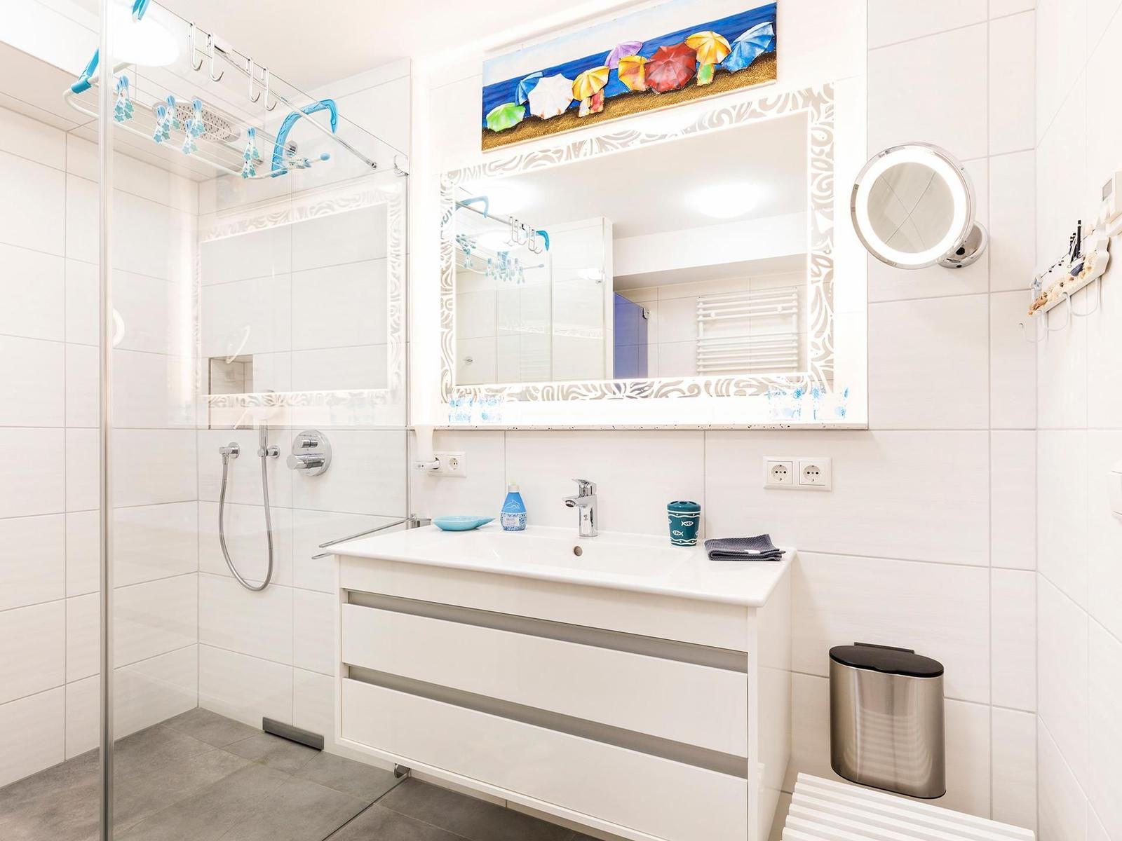 Badezimmer 1: Regendusche, WC, Haartrockner