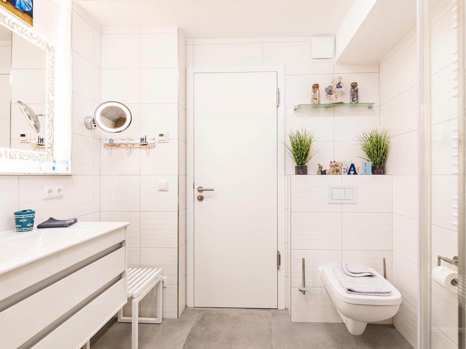 Badezimmer 1: Regendusche, WC, Haartrockner