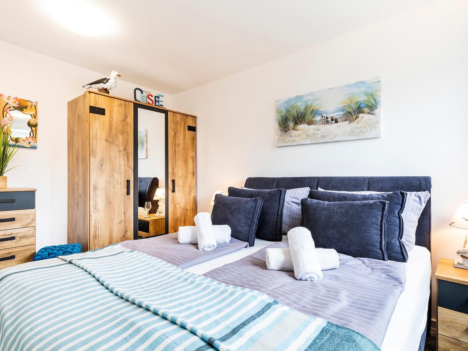 Schlafzimmer 2: Doppelbett / Boxspringbett (160x200), Smart-TV, Kleiderschrank