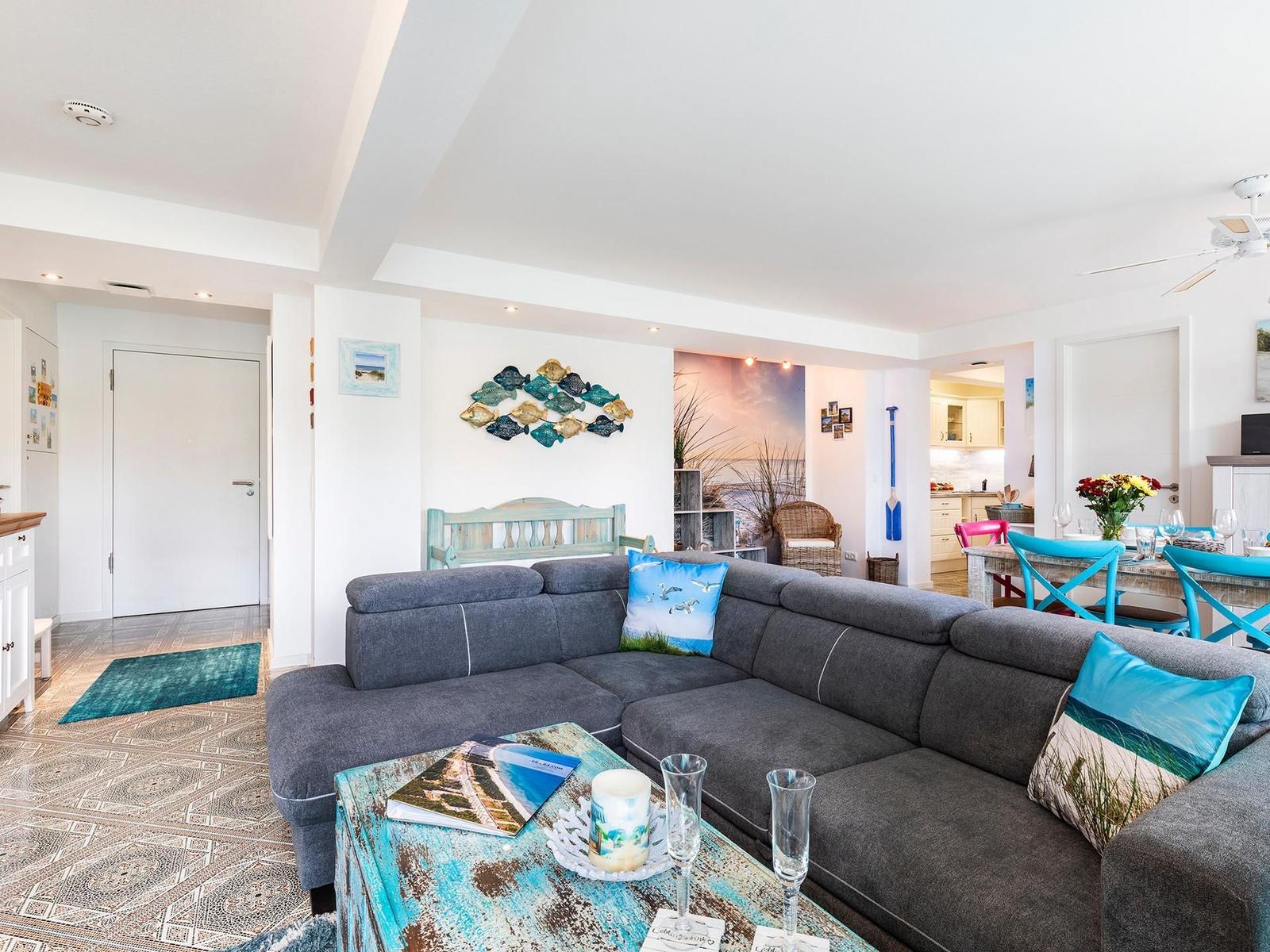 Wohn/Essbereich: Sofa, Sitzbereich, Essbereich, TV, Zugang zum Balkon