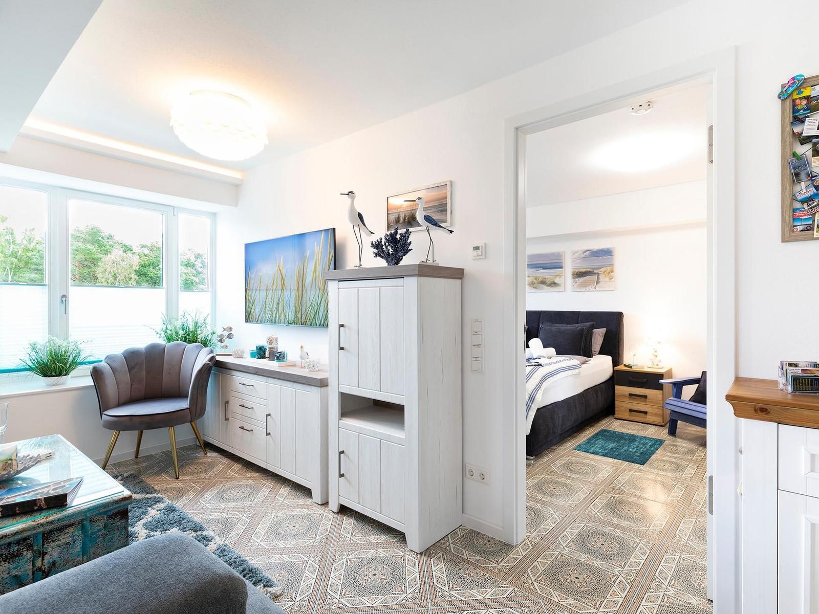 Wohn/Essbereich: Sofa, Sitzbereich, Essbereich, TV, Zugang zum Balkon