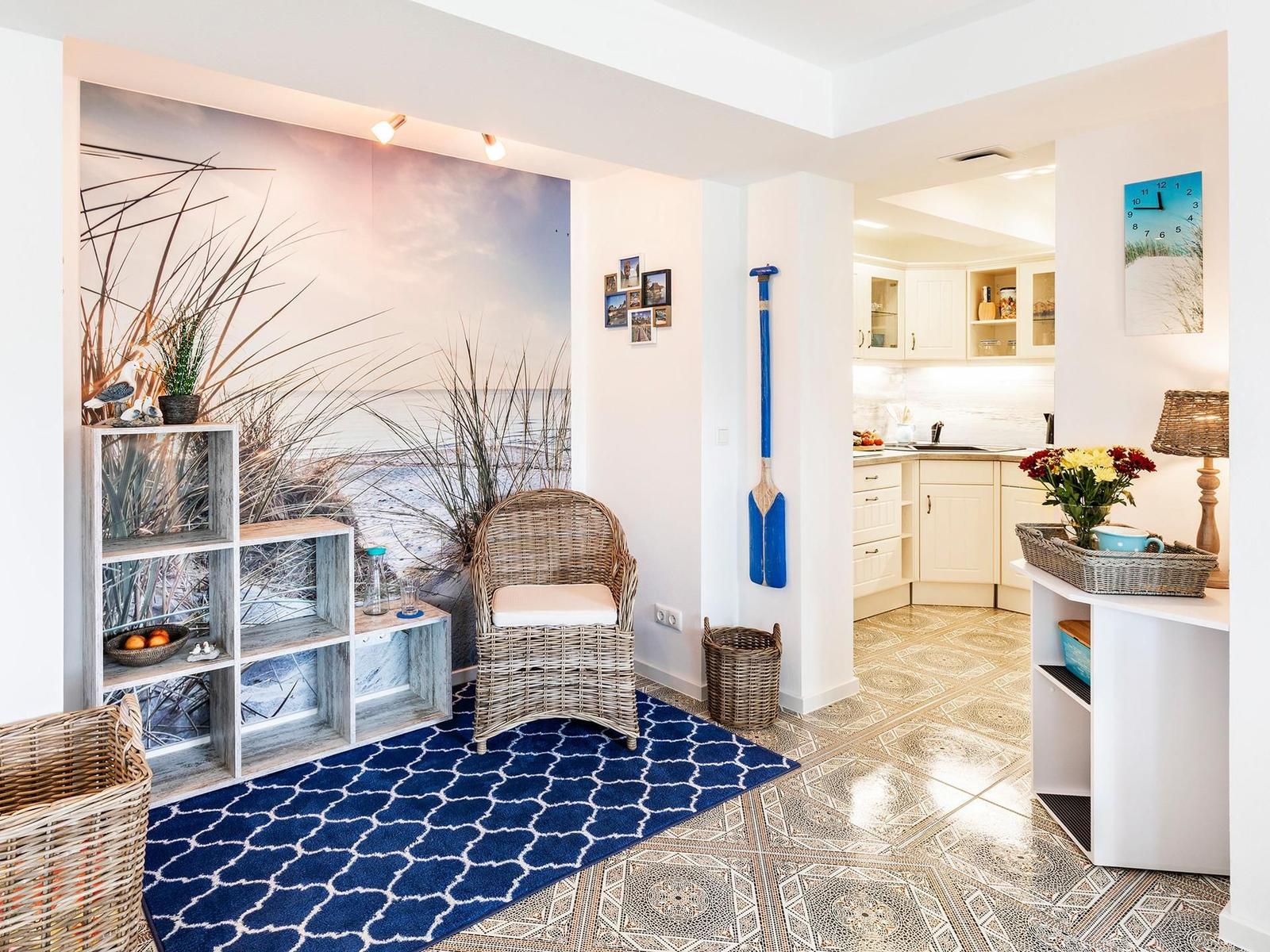 Wohn/Essbereich: Sofa, Sitzbereich, Essbereich, TV, Zugang zum Balkon