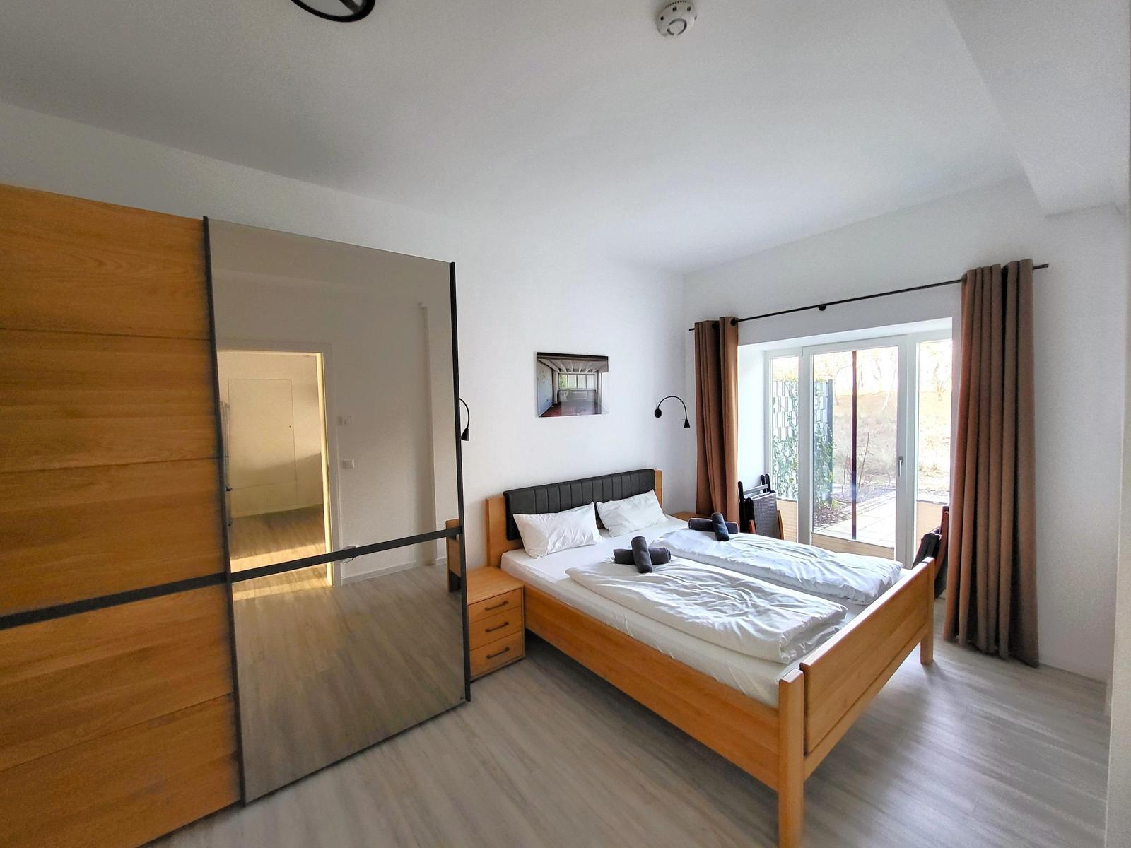 Schlafzimmer 1: Doppelbett (180x200), Kleiderschrank, Smart-TV, Zugang Terrasse