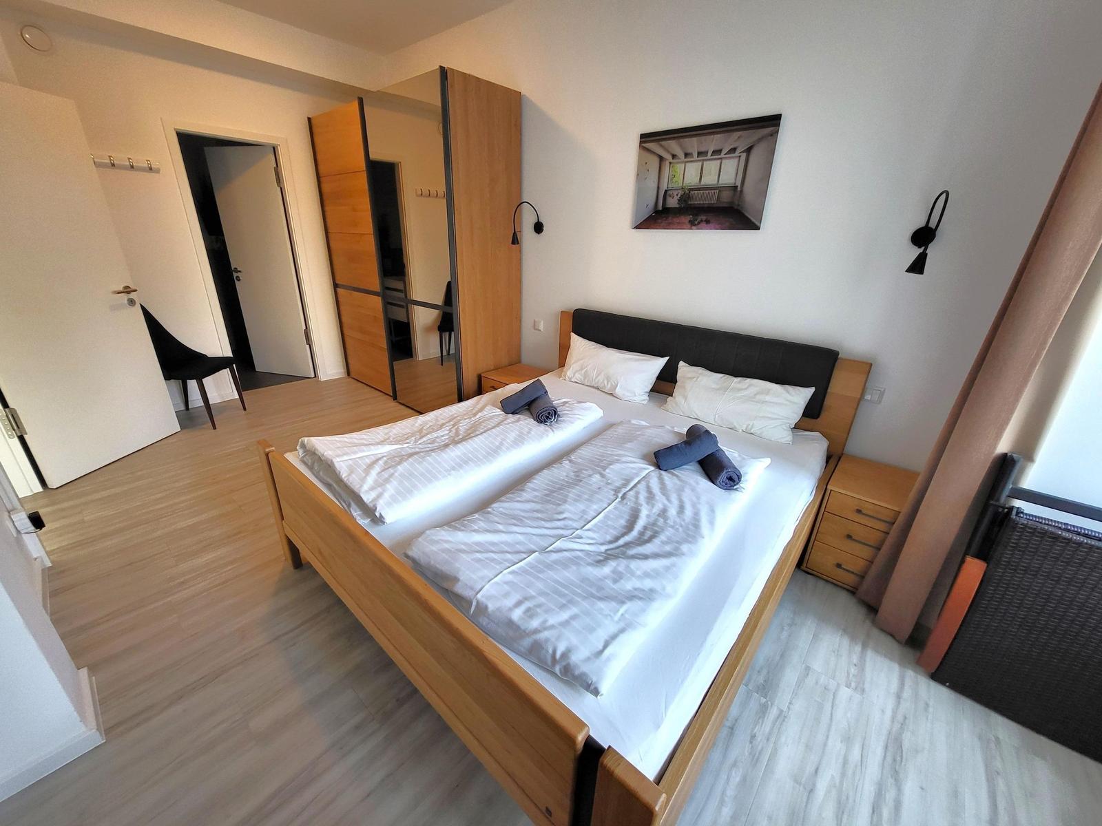 Schlafzimmer 1: Doppelbett (180x200), Kleiderschrank, Smart-TV, Zugang Terrasse