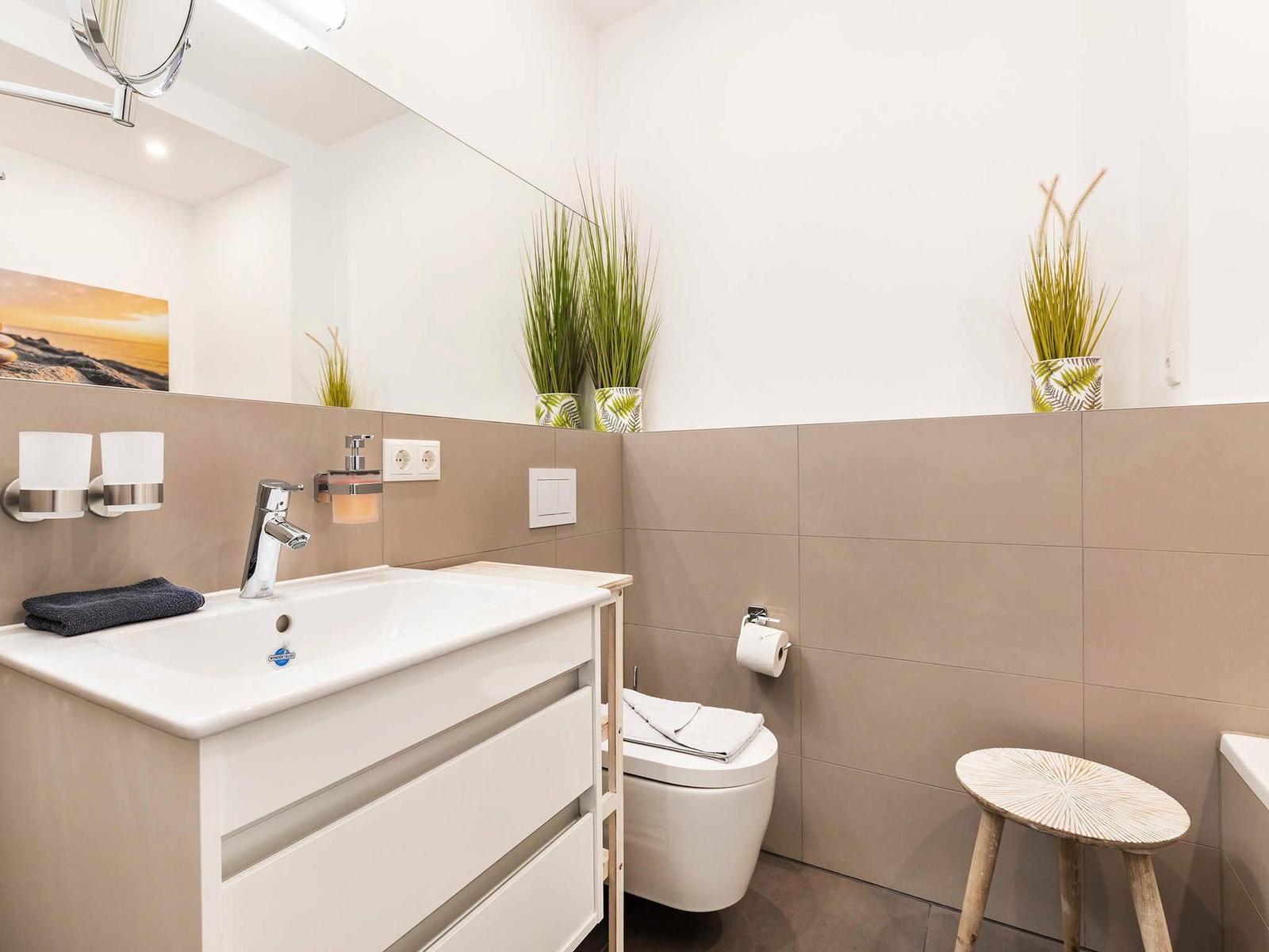 Badezimmer 1: Regendusche, WC, Handtuchheizer