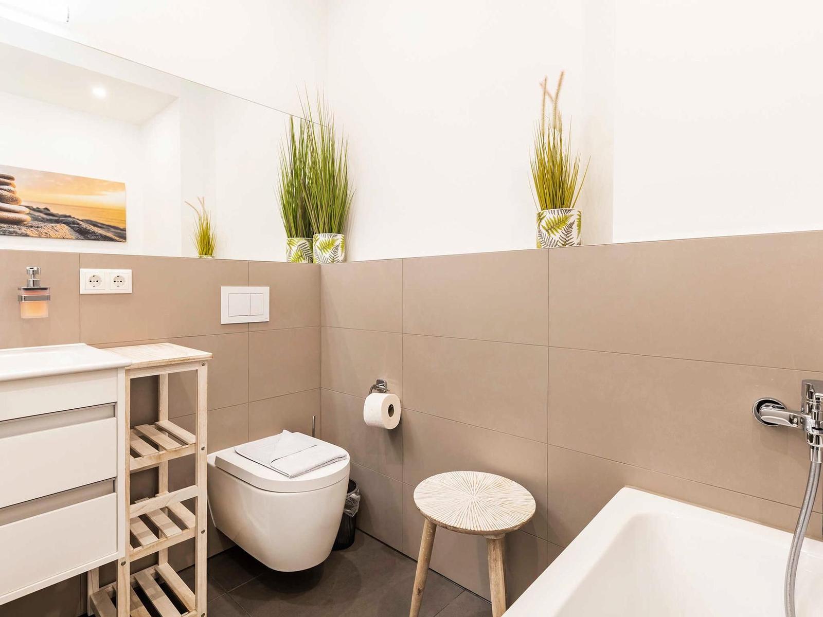 Badezimmer 2: Badewanne, WC, Haartrockner