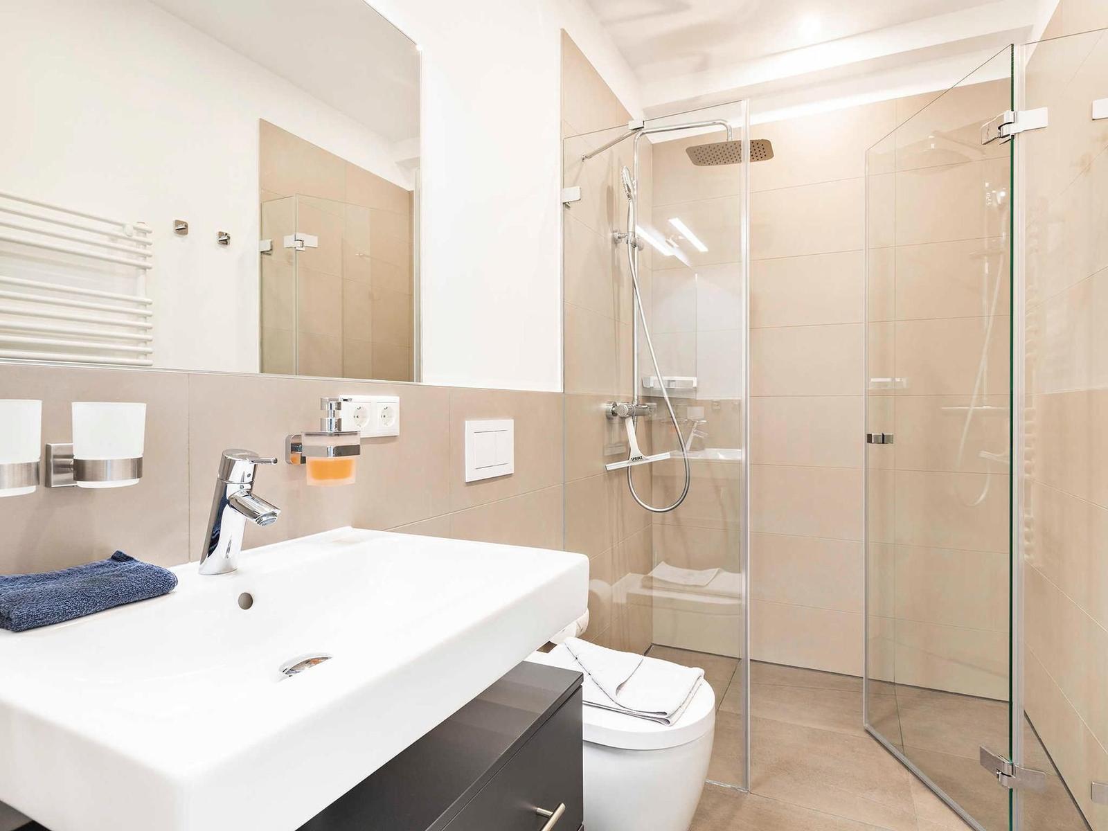 Badezimmer 2: Badewanne, WC, Haartrockner