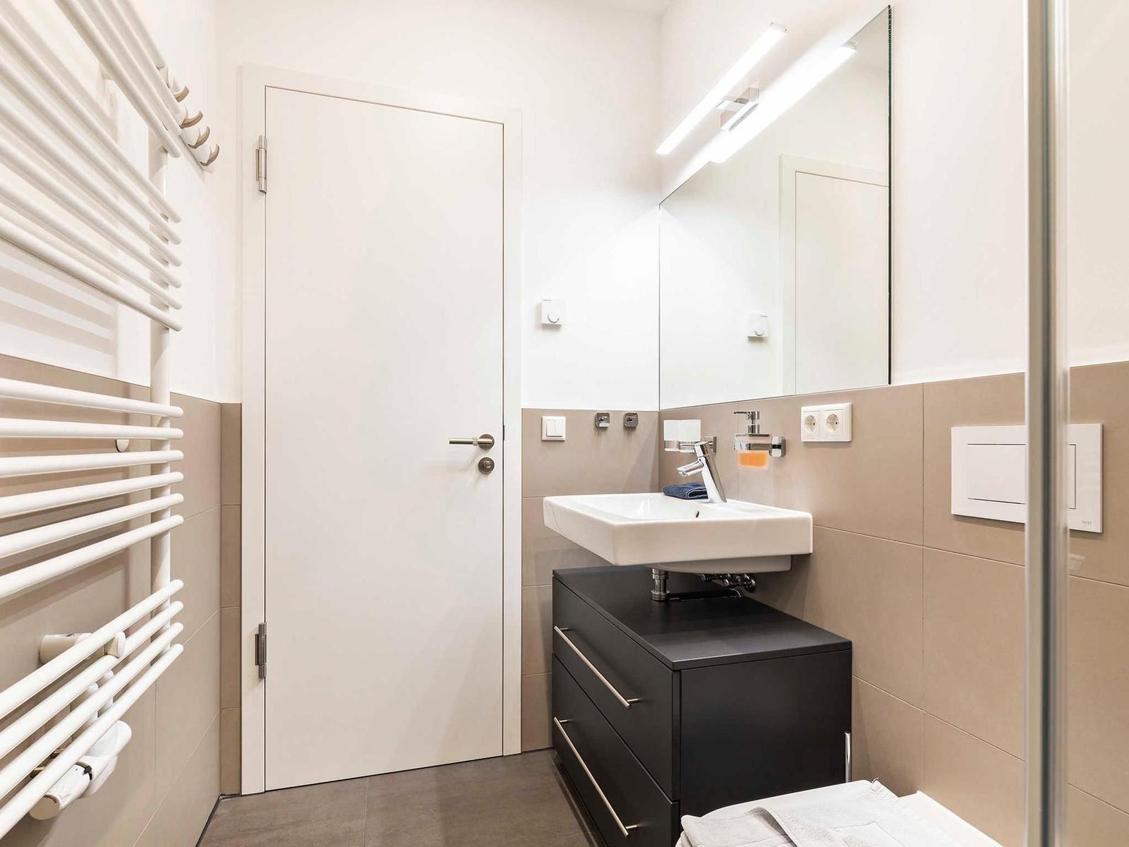 Badezimmer 2: Badewanne, WC, Haartrockner