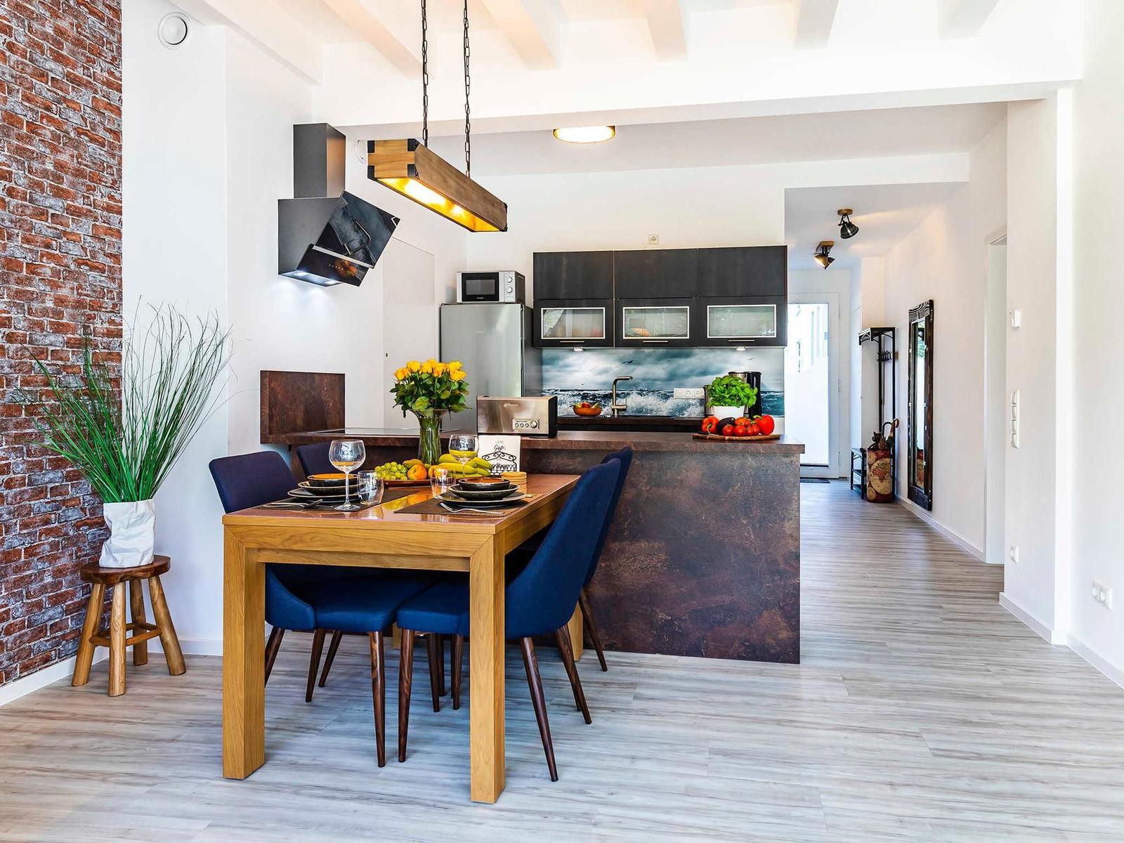Wohnzimmer: Schlafcouch (140x200), Relax-Sessel, Smart-TV, Ausgang zur Terrasse (Seeseite)