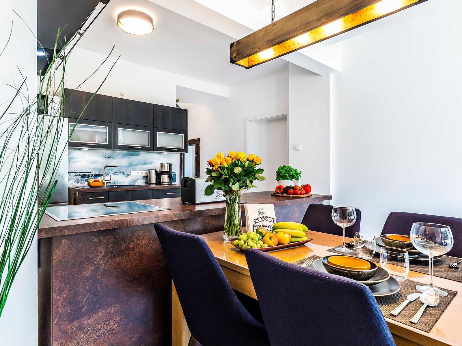 Wohnzimmer: Schlafcouch (140x200), Relax-Sessel, Smart-TV, Ausgang zur Terrasse (Seeseite)