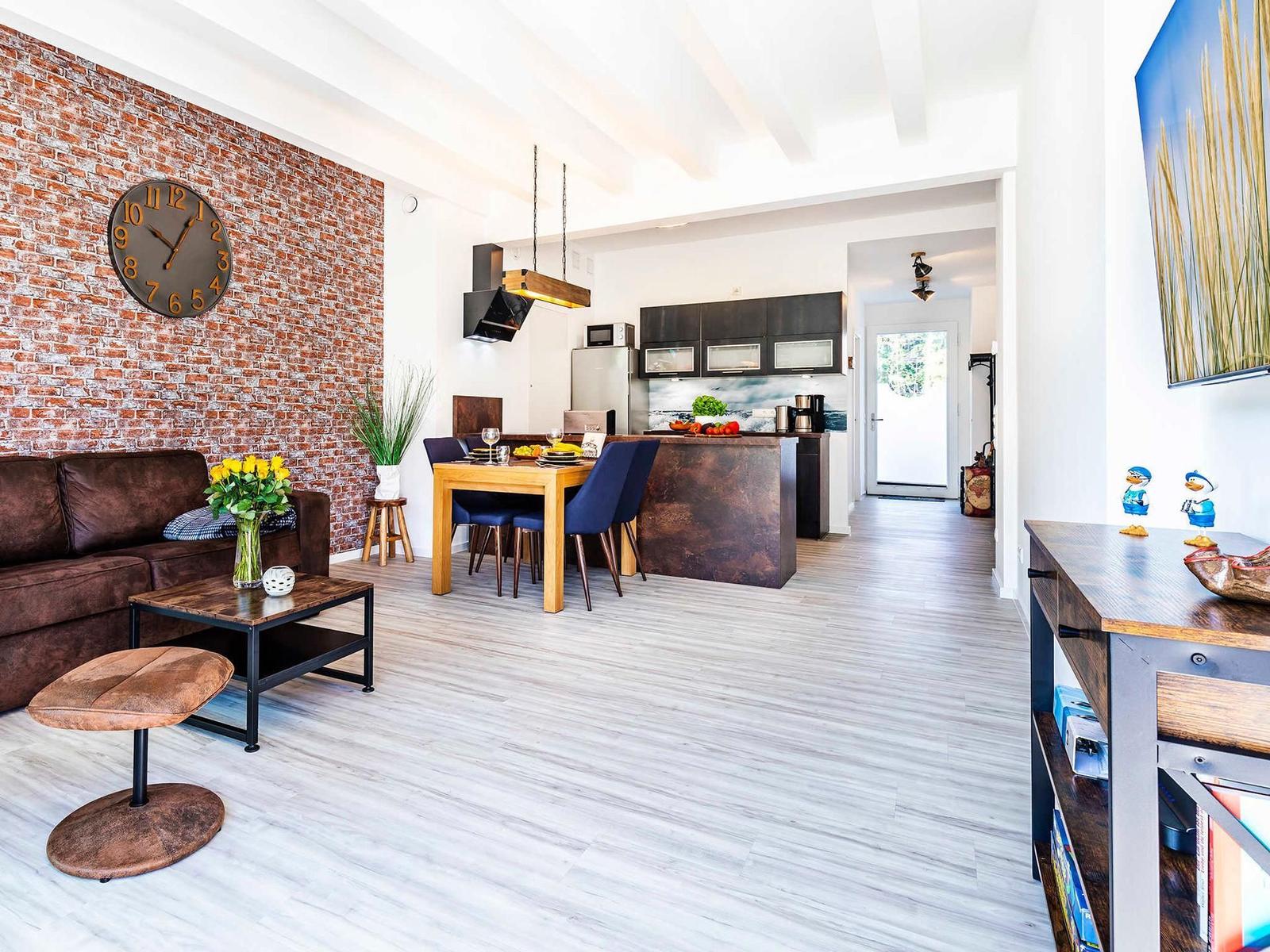 Wohnzimmer: Schlafcouch (140x200), Relax-Sessel, Smart-TV, Ausgang zur Terrasse (Seeseite)